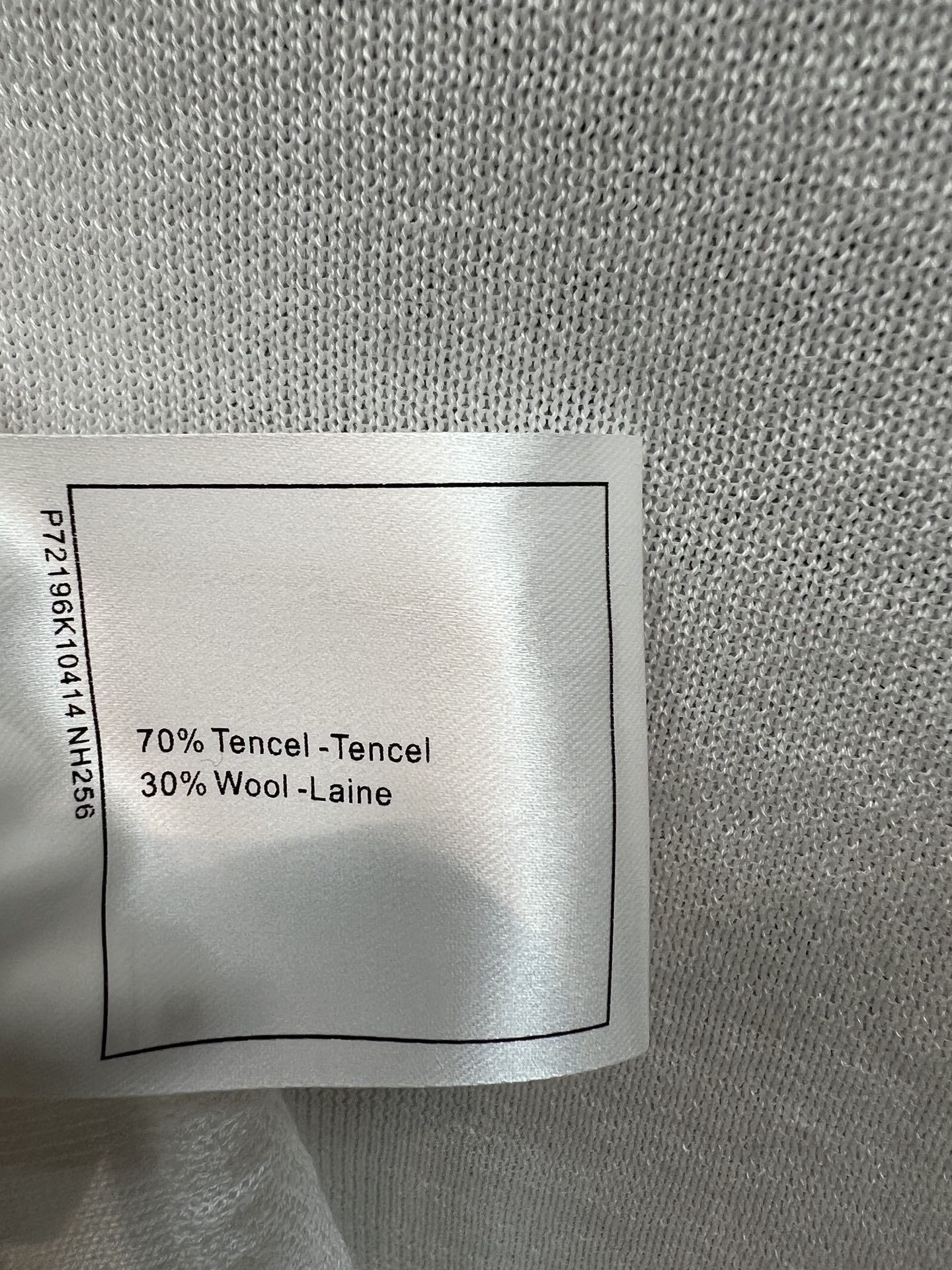 C家 26春夏新款 无袖针织背心 采用轻薄透气针织材质 简约圆领无袖设计 镂空网纱细节+金属双C标志 品