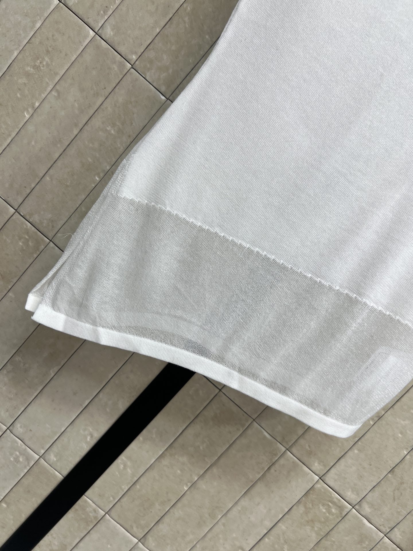 C家 26春夏新款 无袖针织背心 采用轻薄透气针织材质 简约圆领无袖设计 镂空网纱细节+金属双C标志 品