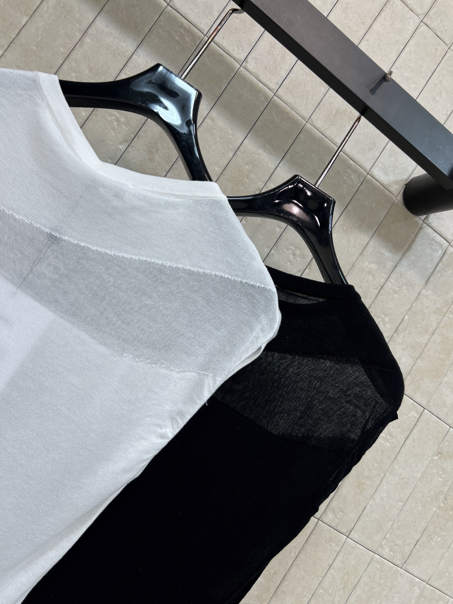 C家 26春夏新款 无袖针织背心 采用轻薄透气针织材质 简约圆领无袖设计 镂空网纱细节+金属双C标志 品