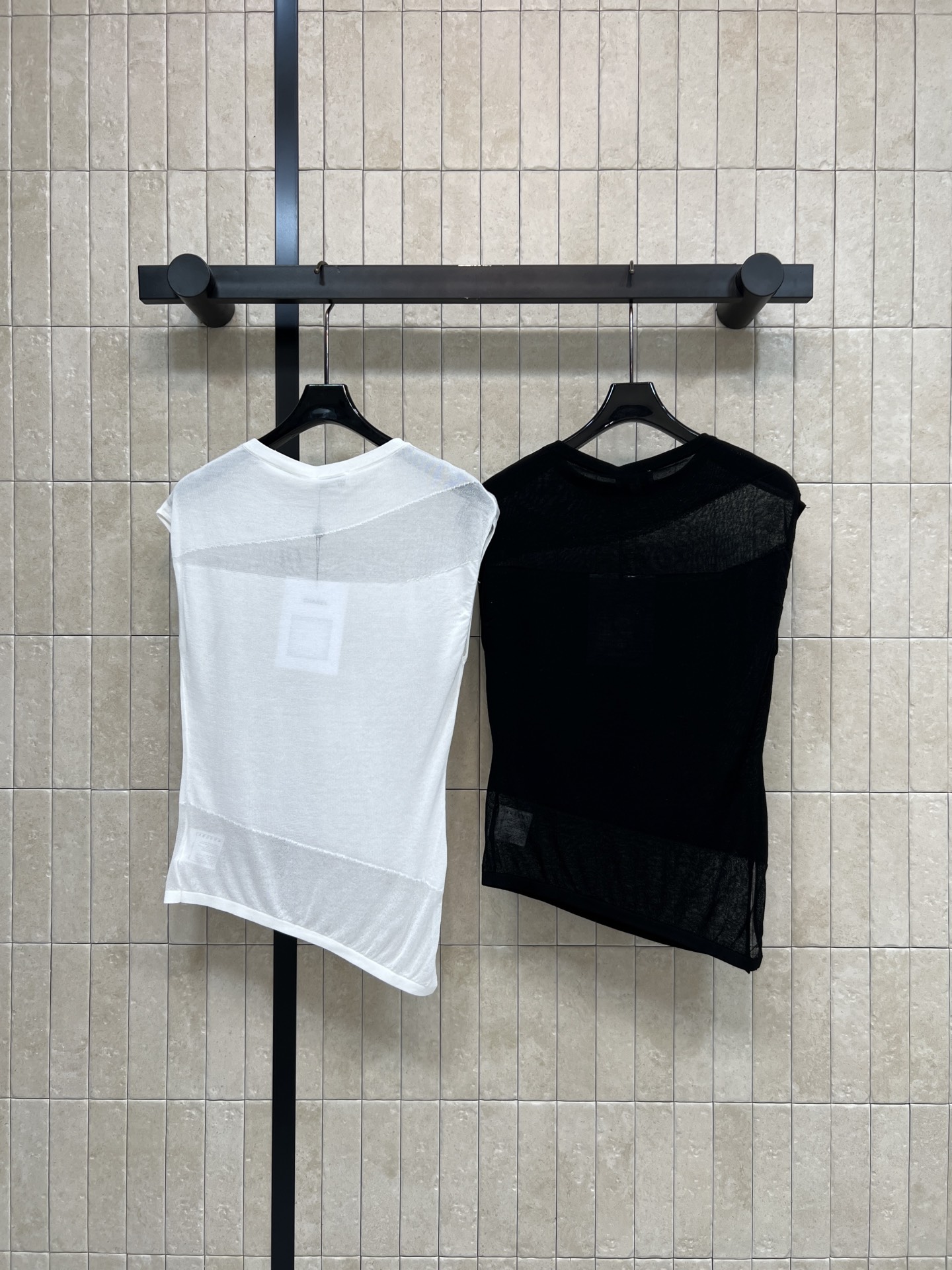 C家 26春夏新款 无袖针织背心 采用轻薄透气针织材质 简约圆领无袖设计 镂空网纱细节+金属双C标志 品