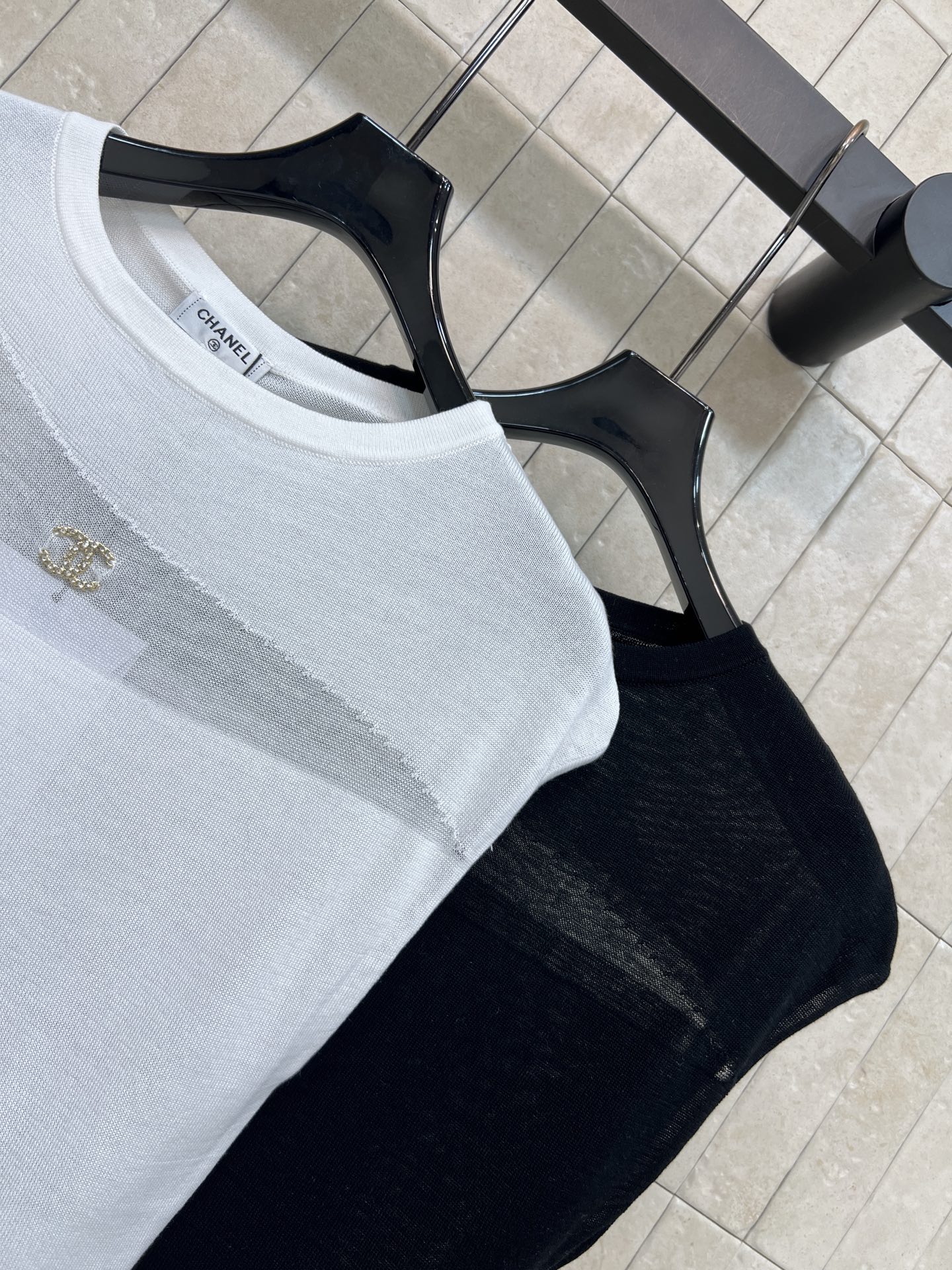 C家 26春夏新款 无袖针织背心 采用轻薄透气针织材质 简约圆领无袖设计 镂空网纱细节+金属双C标志 品