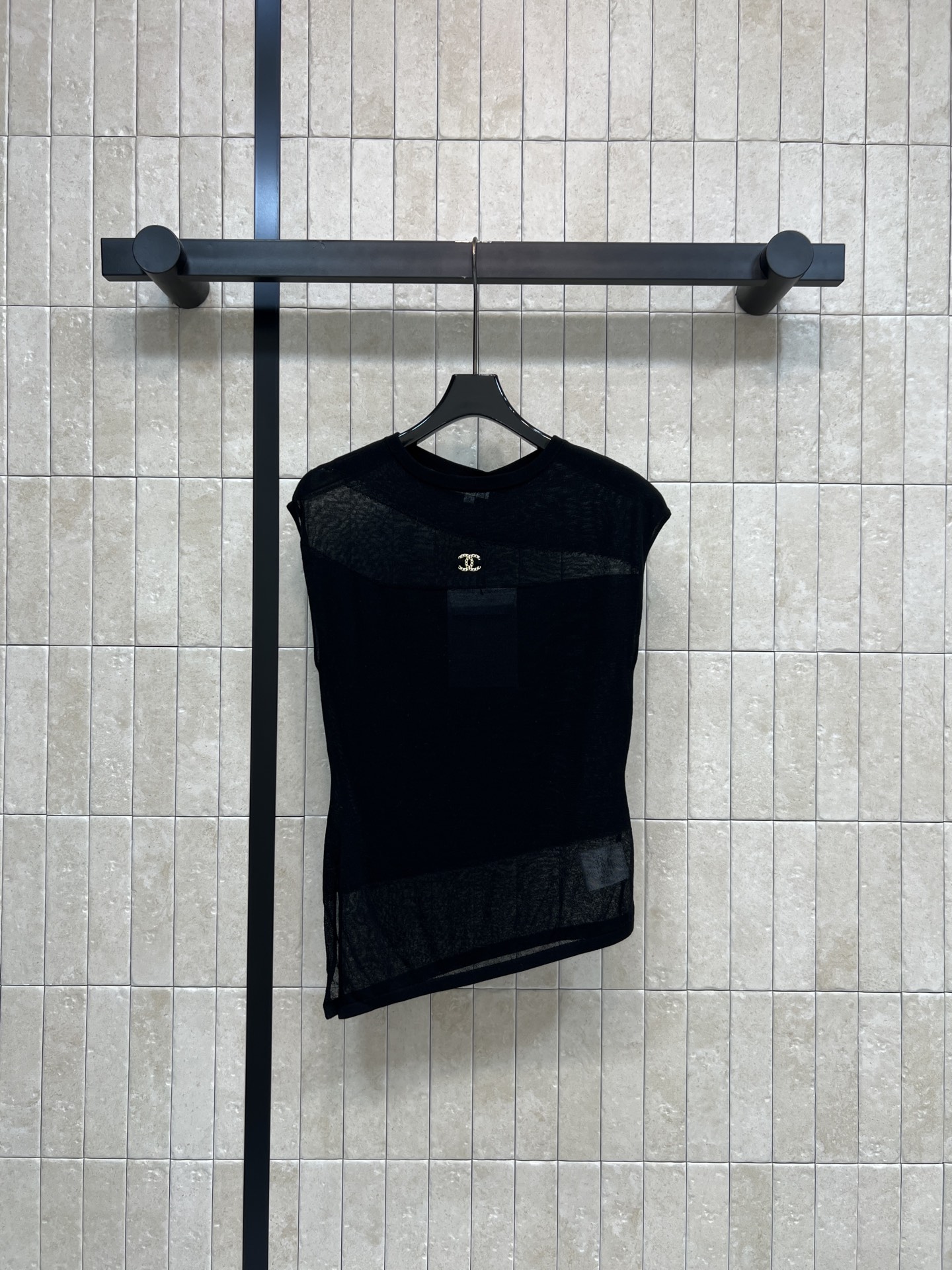 C家 26春夏新款 无袖针织背心 采用轻薄透气针织材质 简约圆领无袖设计 镂空网纱细节+金属双C标志 品