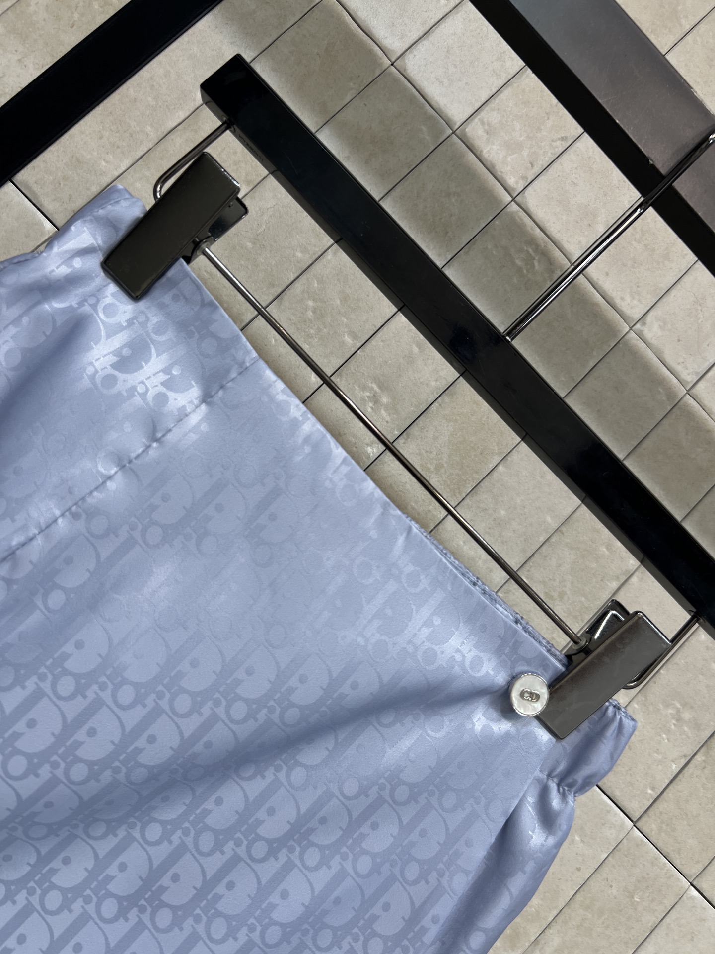 D家 26春夏新款 印花高腰裤裙裙 高品质面料 表面微光泽 触感顺滑 剪裁简约 经典老花图案 腰部金属纽