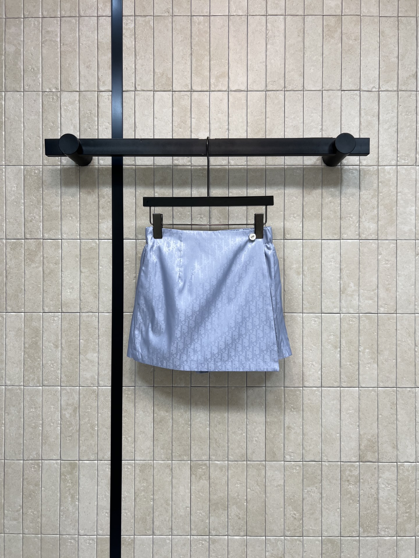 D家 26春夏新款 印花高腰裤裙裙 高品质面料 表面微光泽 触感顺滑 剪裁简约 经典老花图案 腰部金属纽