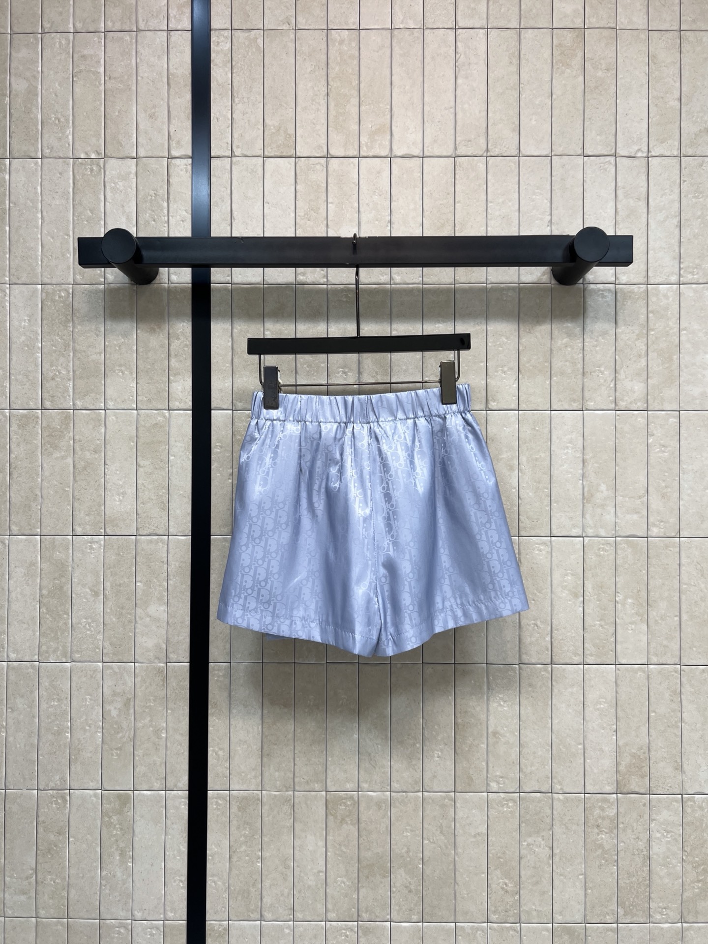 D家 26春夏新款 印花高腰裤裙裙 高品质面料 表面微光泽 触感顺滑 剪裁简约 经典老花图案 腰部金属纽