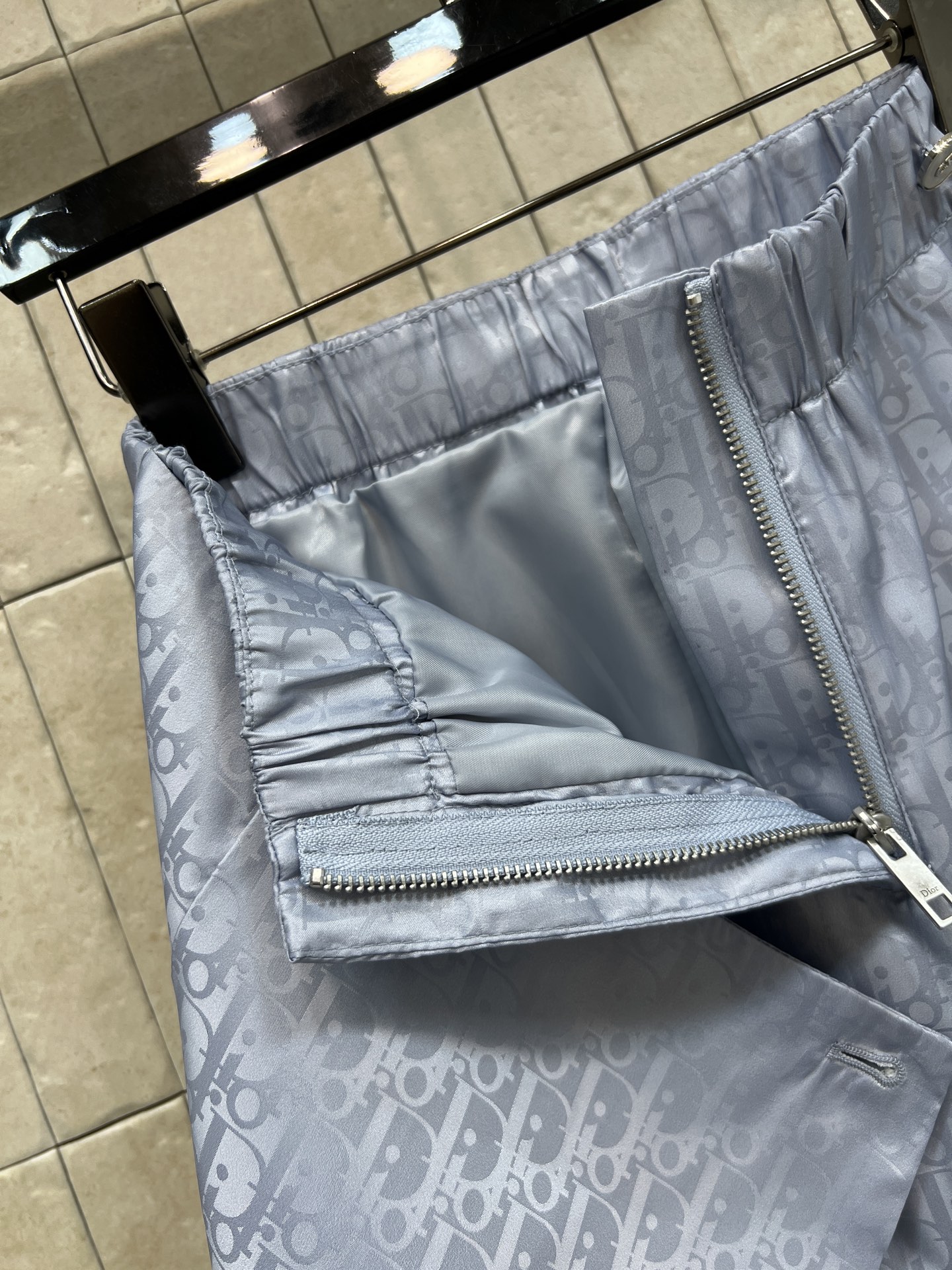 D家 26春夏新款 印花高腰裤裙裙 高品质面料 表面微光泽 触感顺滑 剪裁简约 经典老花图案 腰部金属纽