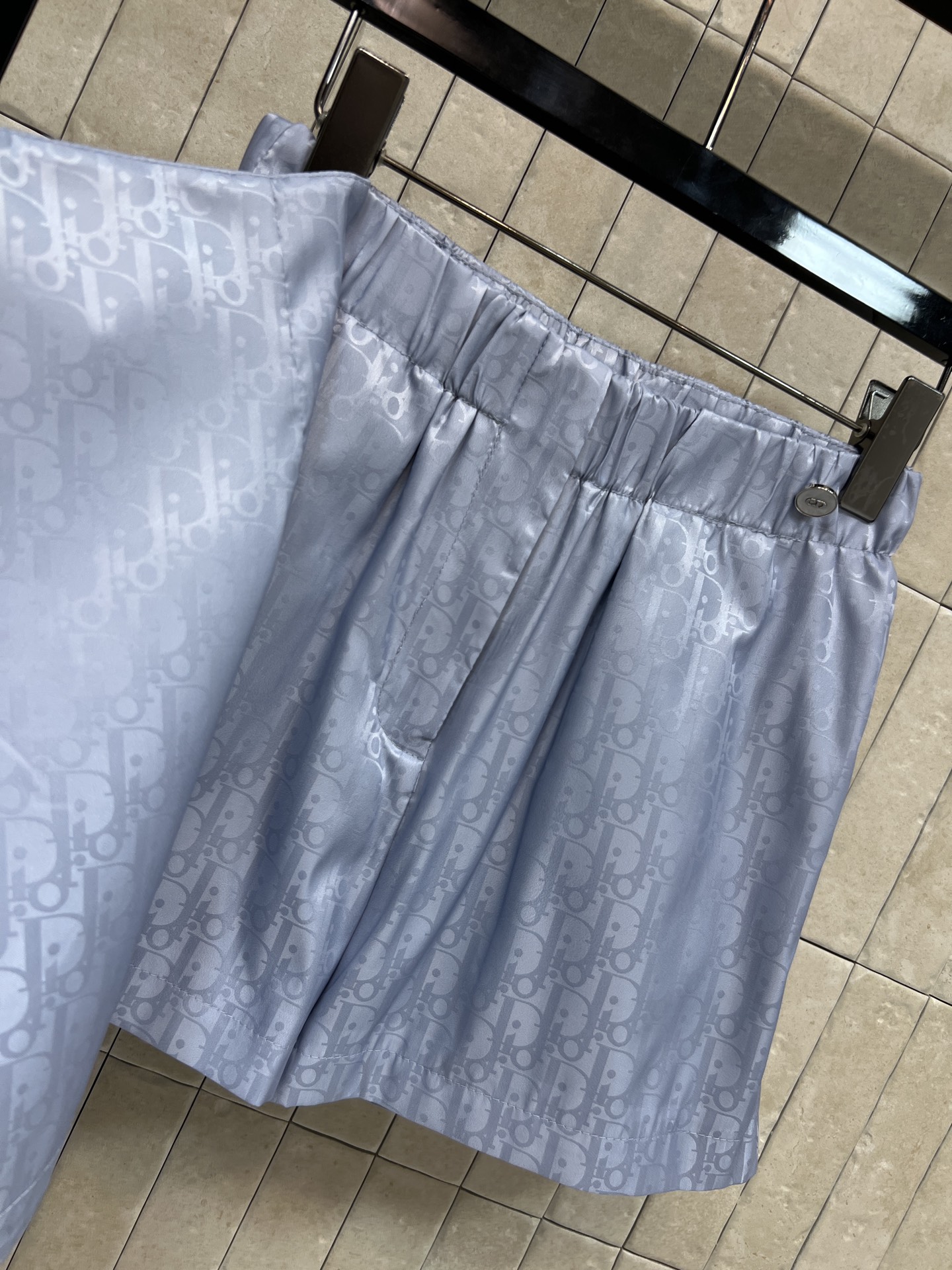 D家 26春夏新款 印花高腰裤裙裙 高品质面料 表面微光泽 触感顺滑 剪裁简约 经典老花图案 腰部金属纽