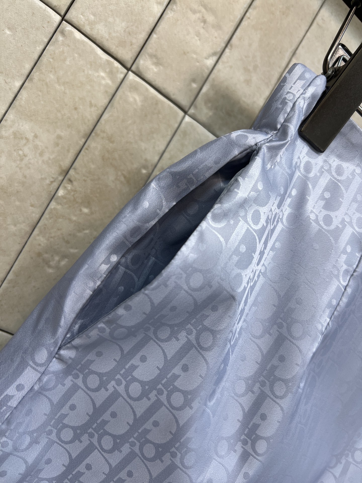 D家 26春夏新款 印花高腰裤裙裙 高品质面料 表面微光泽 触感顺滑 剪裁简约 经典老花图案 腰部金属纽