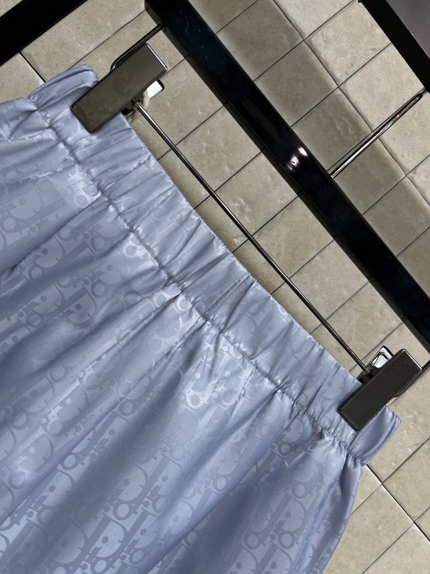 D家 26春夏新款 印花高腰裤裙裙 高品质面料 表面微光泽 触感顺滑 剪裁简约 经典老花图案 腰部金属纽