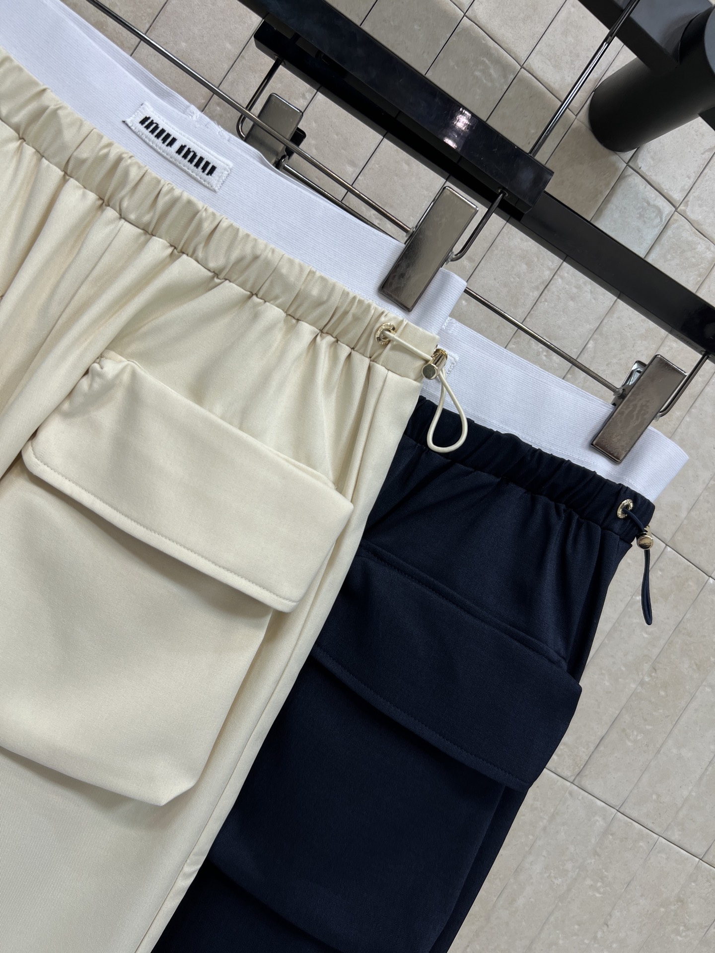 MIU家 26春夏新款 工装阔腿裤垂坠感面料轻薄透气 高腰阔腿+松紧腰头 抽绳设计超贴心 适合各种身材 