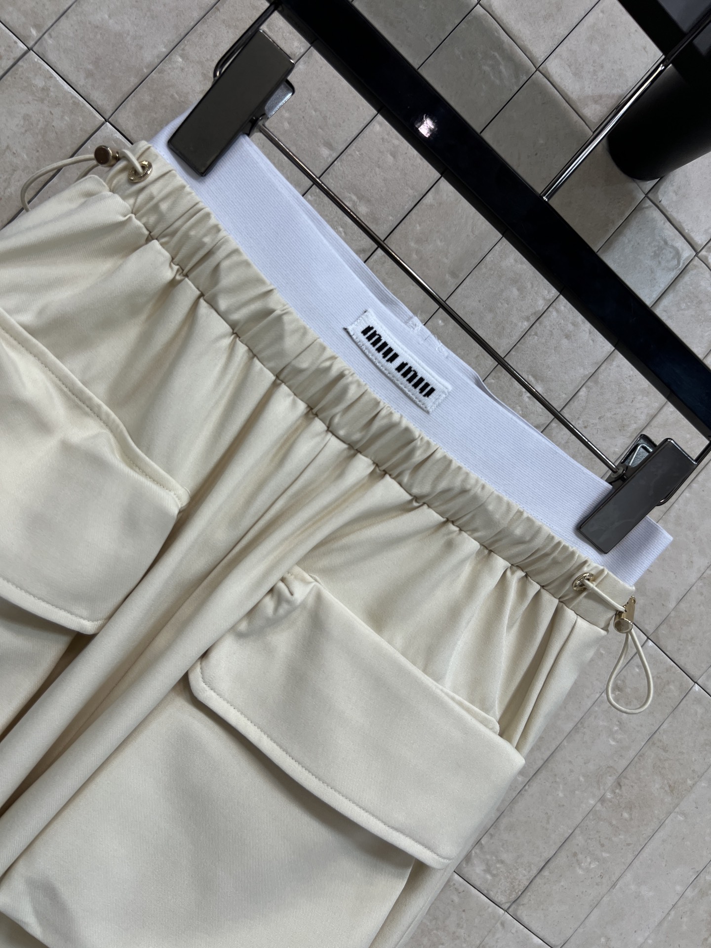 MIU家 26春夏新款 工装阔腿裤垂坠感面料轻薄透气 高腰阔腿+松紧腰头 抽绳设计超贴心 适合各种身材 