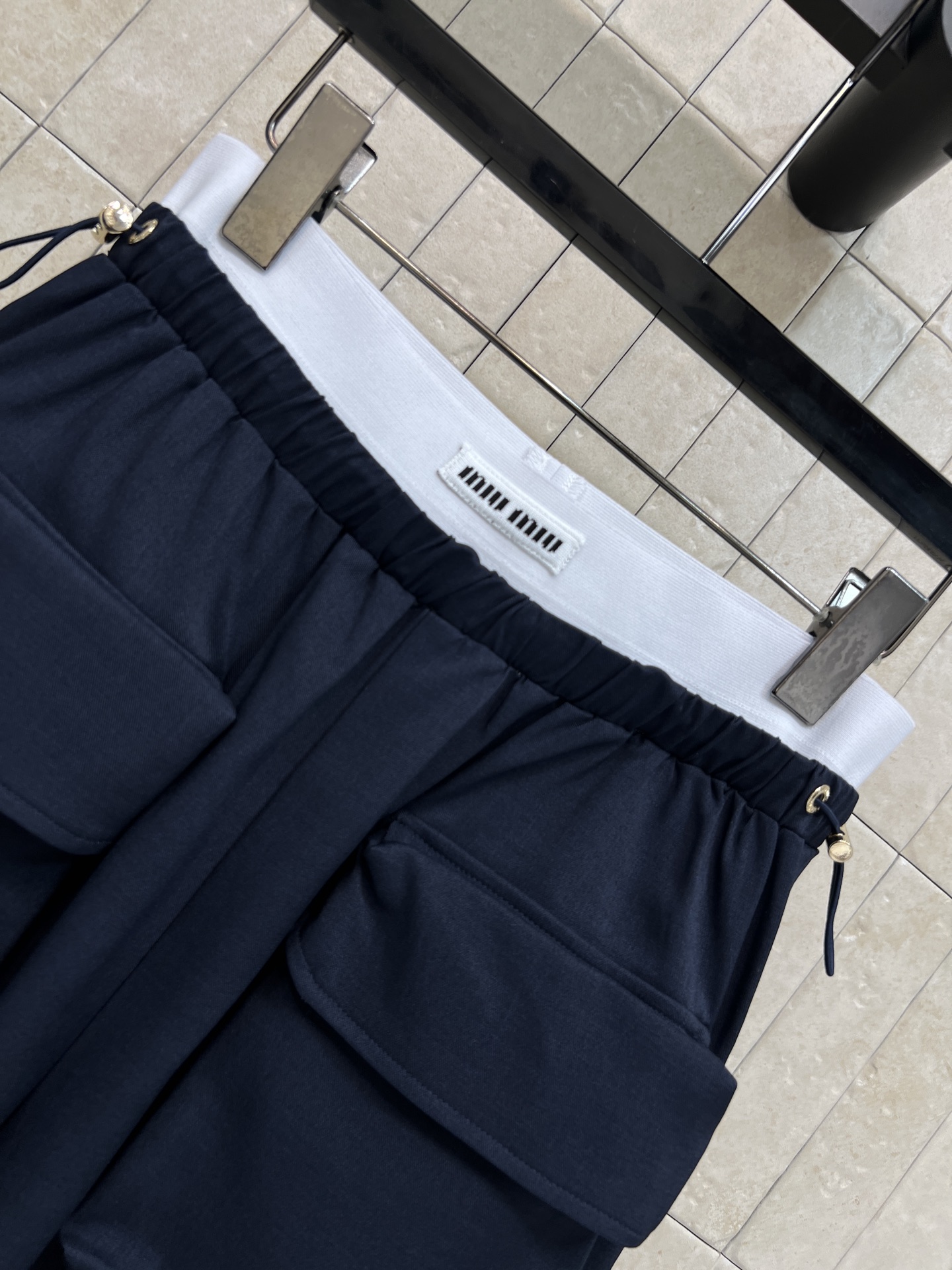 MIU家 26春夏新款 工装阔腿裤垂坠感面料轻薄透气 高腰阔腿+松紧腰头 抽绳设计超贴心 适合各种身材 