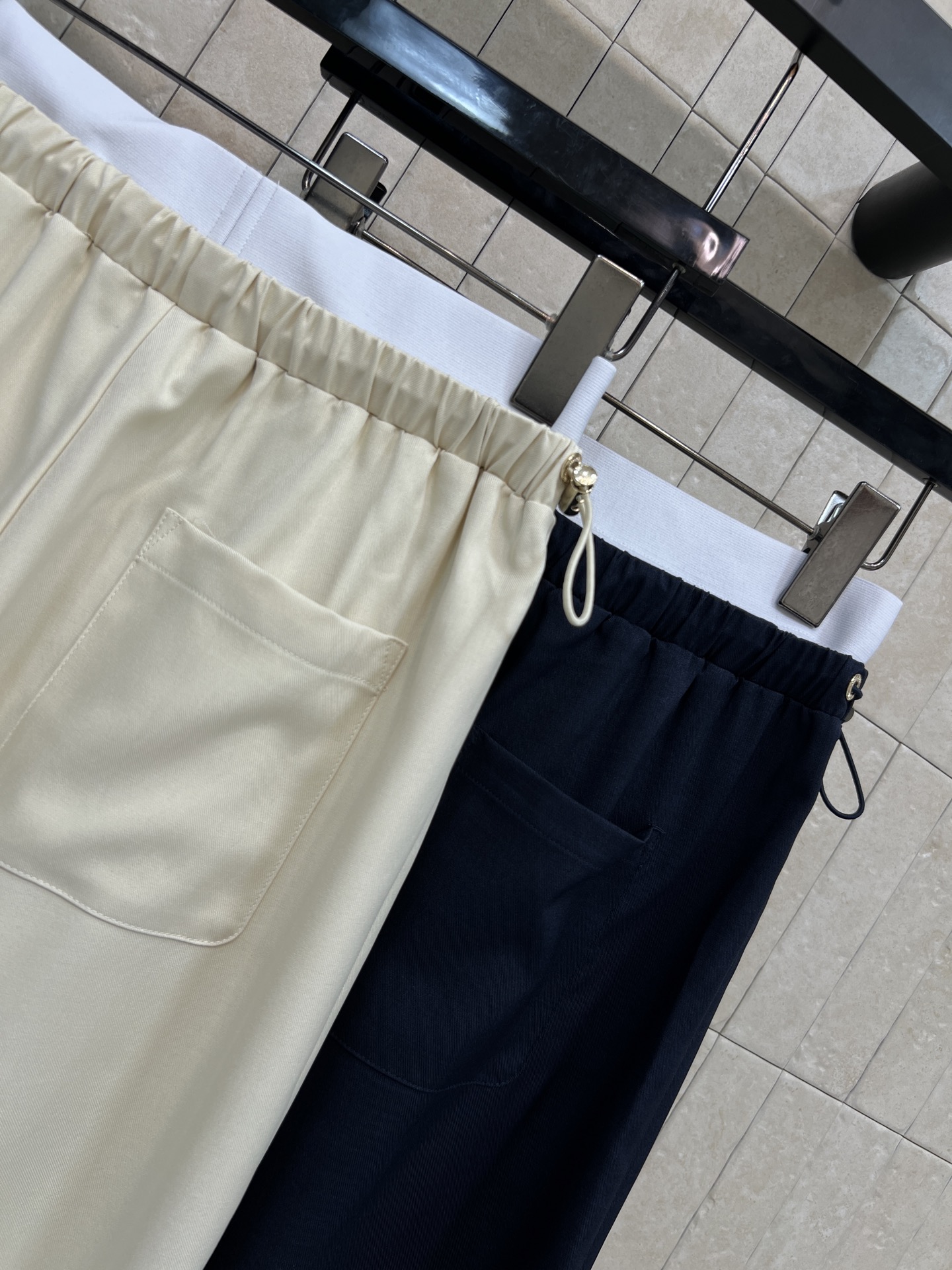 MIU家 26春夏新款 工装阔腿裤垂坠感面料轻薄透气 高腰阔腿+松紧腰头 抽绳设计超贴心 适合各种身材 