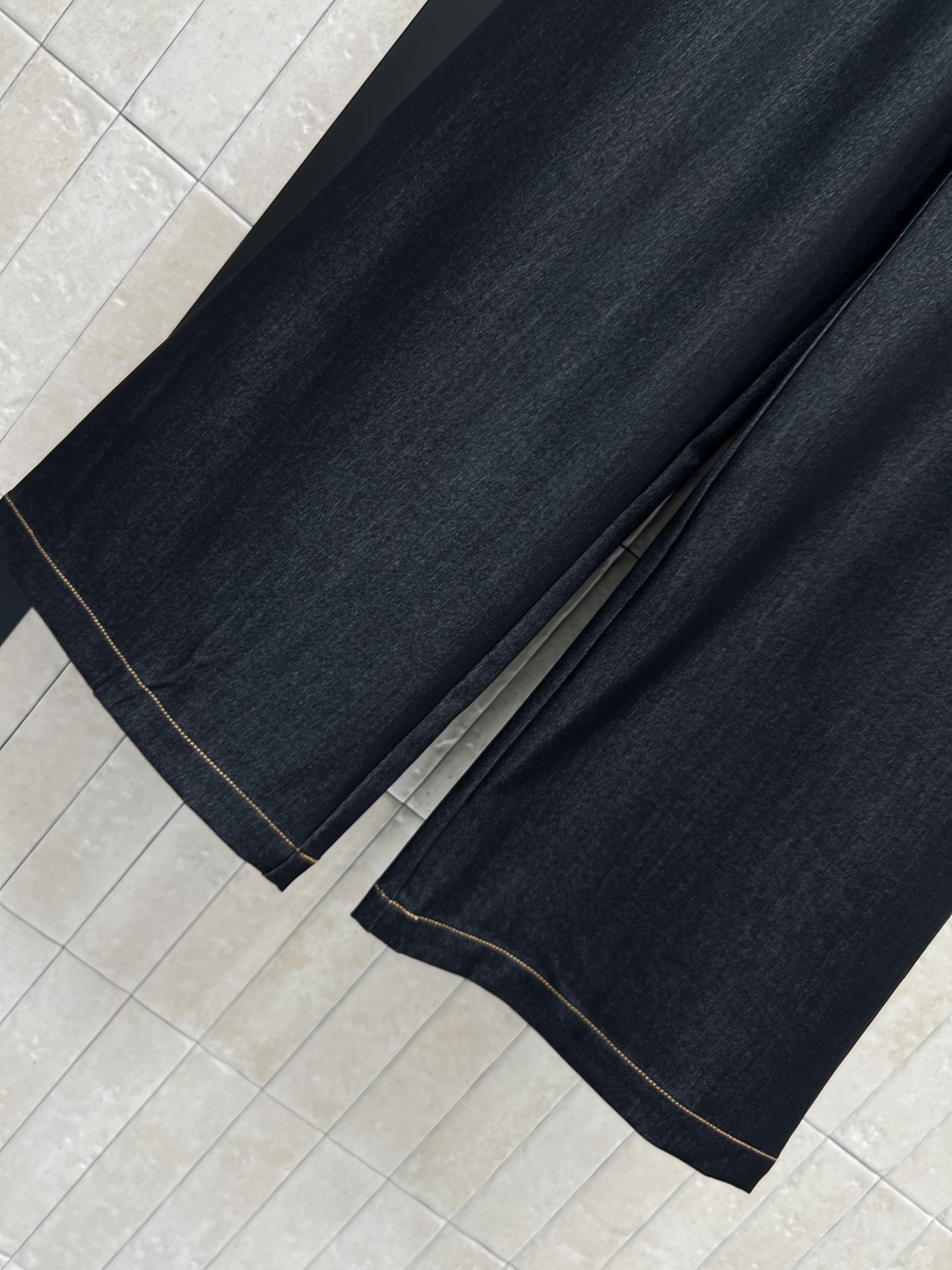 D家 26春夏新款 柔软透气，垂坠感满分 松紧腰头+字母装饰 舒适又时髦 宽松直筒阔腿设计 显瘦修饰腿型