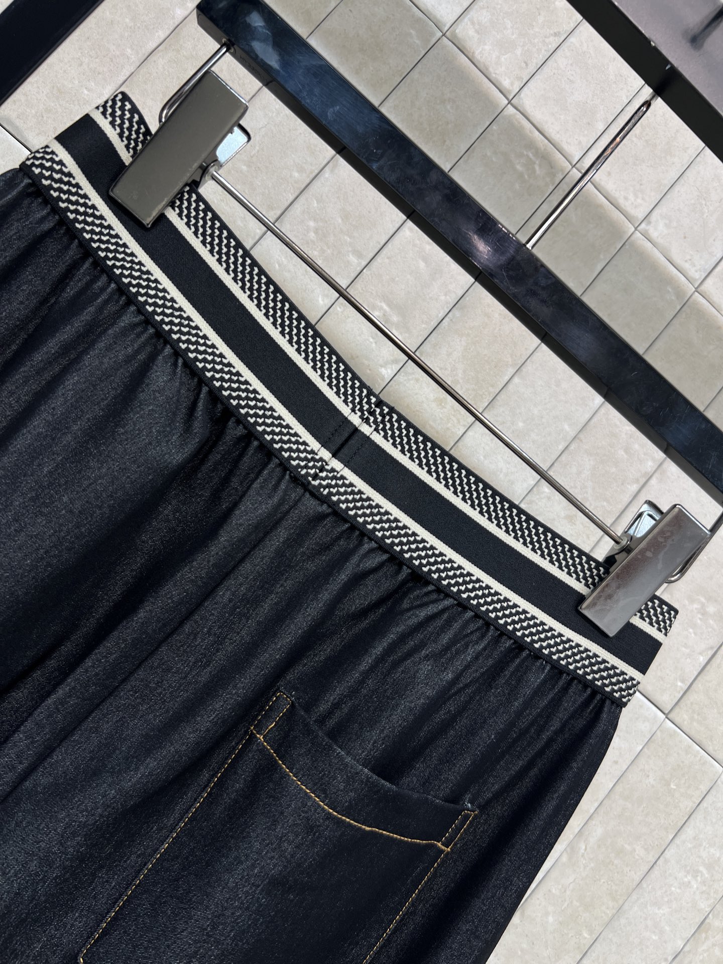 D家 26春夏新款 柔软透气，垂坠感满分 松紧腰头+字母装饰 舒适又时髦 宽松直筒阔腿设计 显瘦修饰腿型