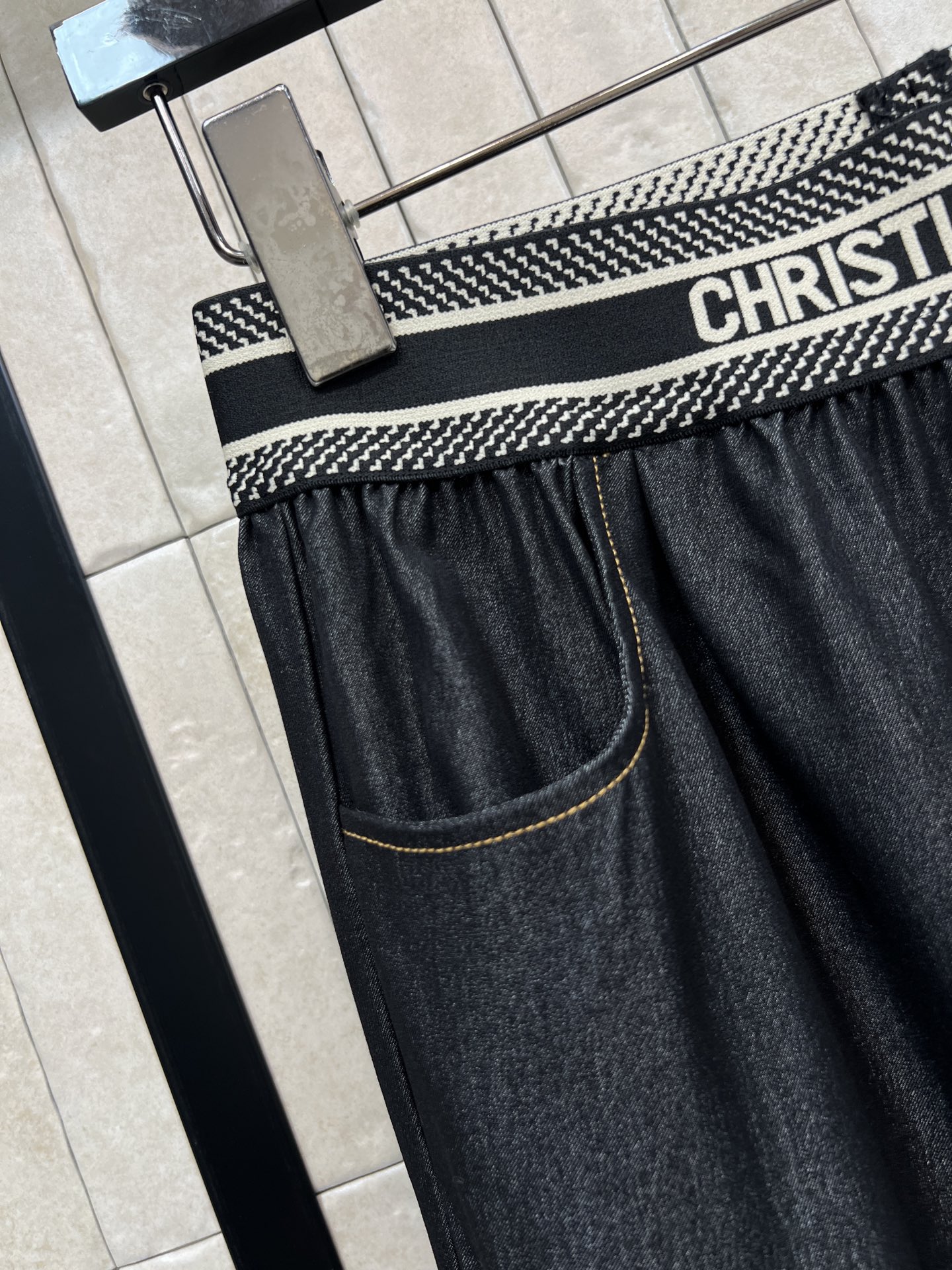 D家 26春夏新款 柔软透气，垂坠感满分 松紧腰头+字母装饰 舒适又时髦 宽松直筒阔腿设计 显瘦修饰腿型