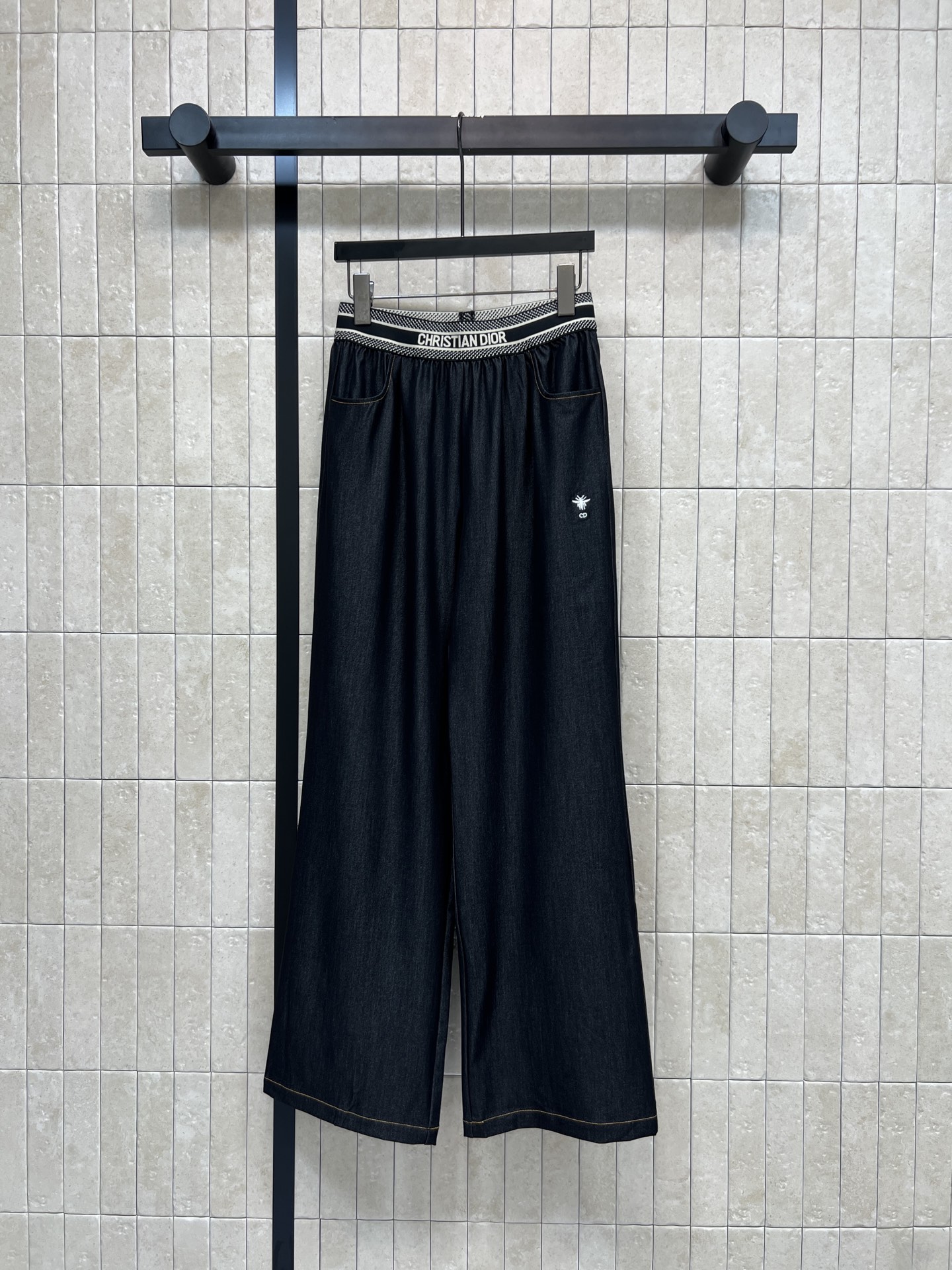 D家 26春夏新款 柔软透气，垂坠感满分 松紧腰头+字母装饰 舒适又时髦 宽松直筒阔腿设计 显瘦修饰腿型