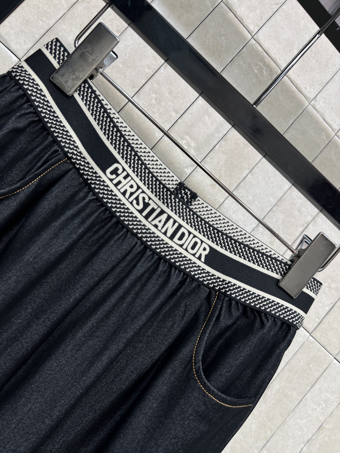 D家 26春夏新款 柔软透气，垂坠感满分 松紧腰头+字母装饰 舒适又时髦 宽松直筒阔腿设计 显瘦修饰腿型