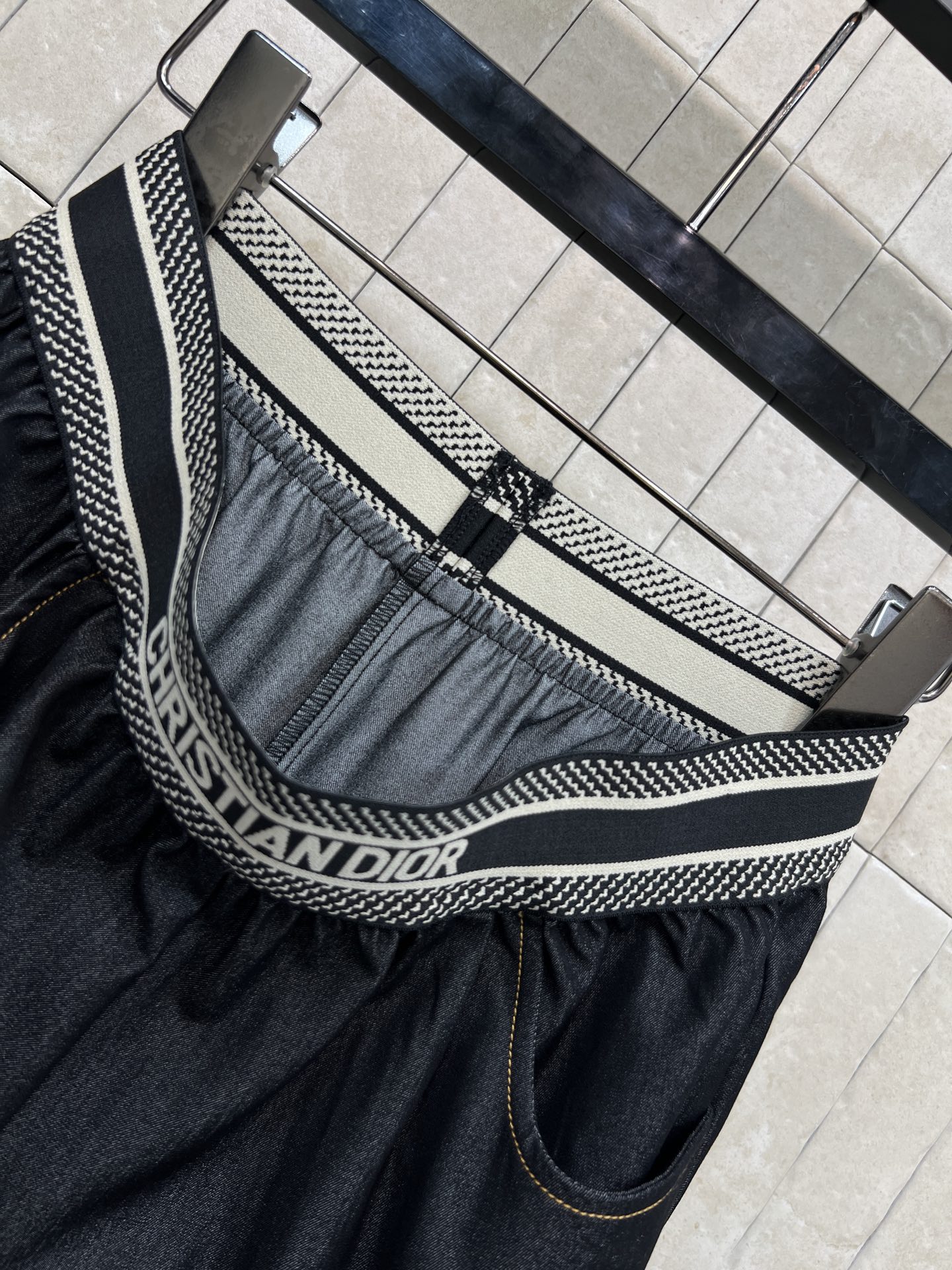 D家 26春夏新款 柔软透气，垂坠感满分 松紧腰头+字母装饰 舒适又时髦 宽松直筒阔腿设计 显瘦修饰腿型