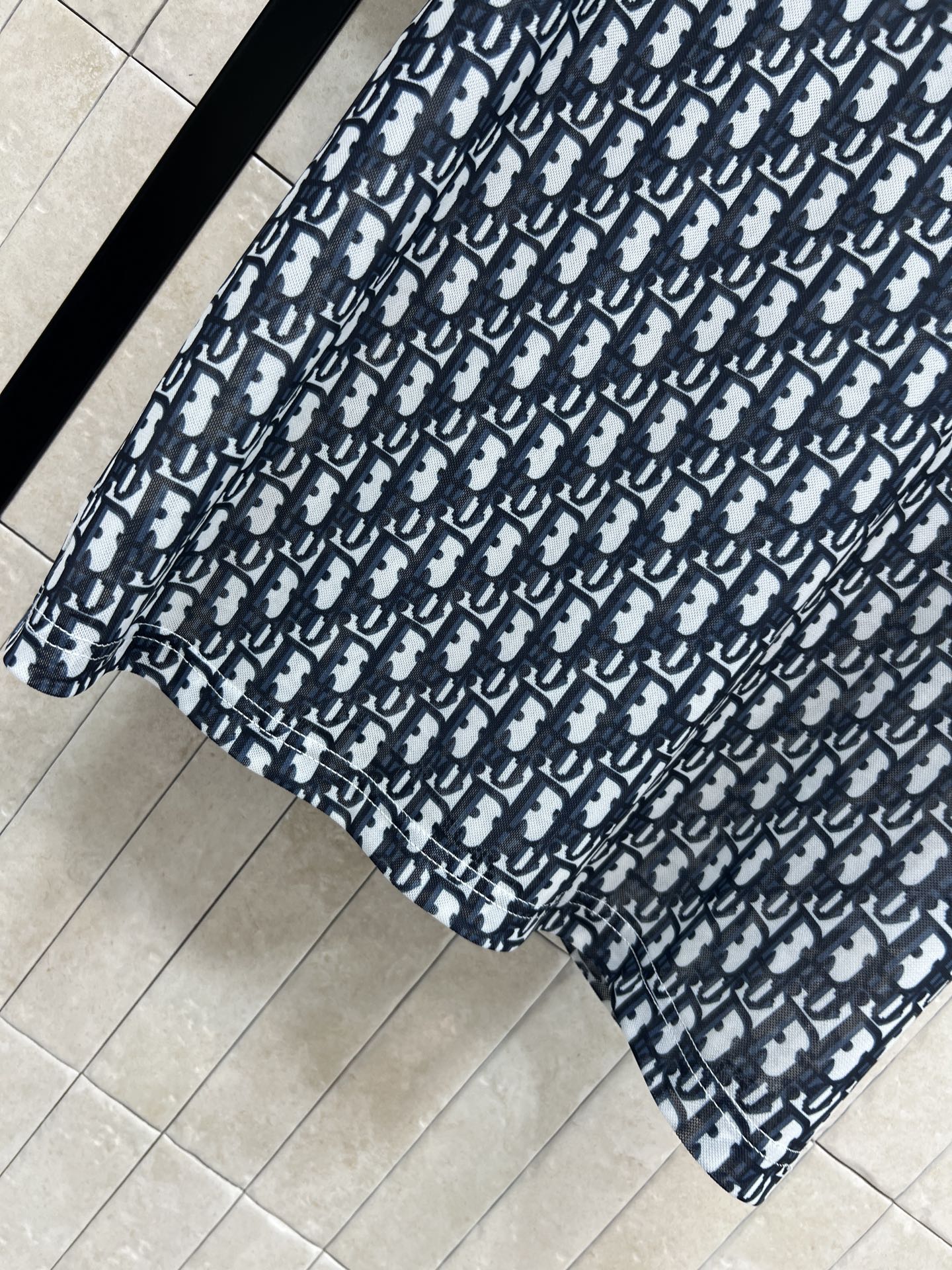 D家 26春夏新款 老花短袖T恤 黑白字母图案超有辨识度 轻盈透气 春夏天穿超舒服 实用又时髦 宽松圆领