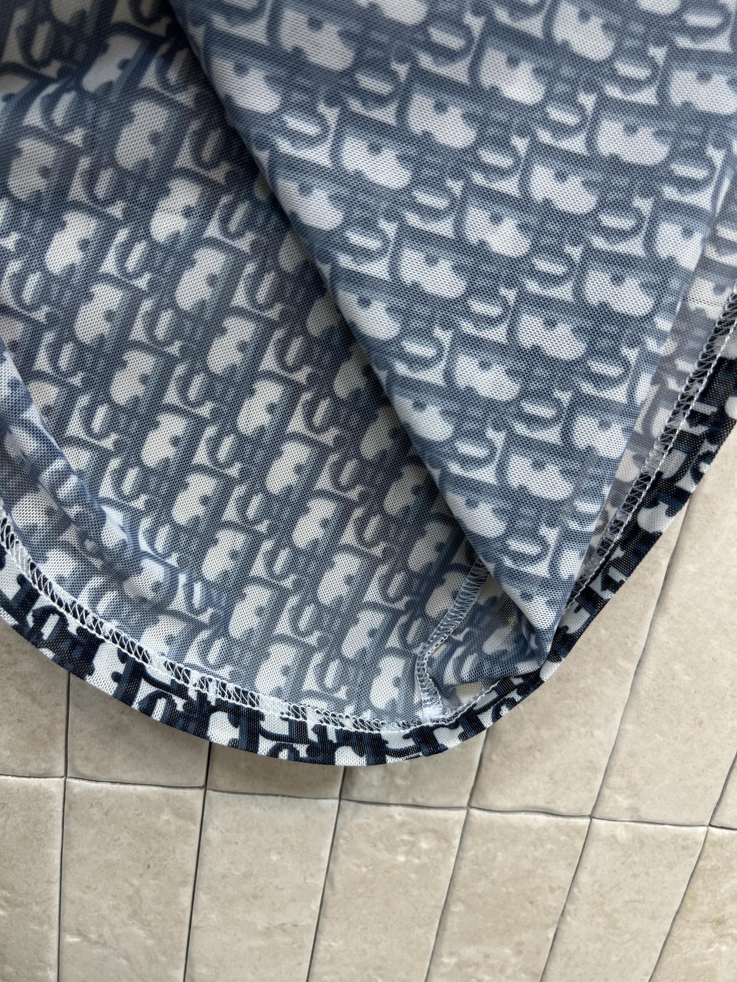 D家 26春夏新款 老花短袖T恤 黑白字母图案超有辨识度 轻盈透气 春夏天穿超舒服 实用又时髦 宽松圆领