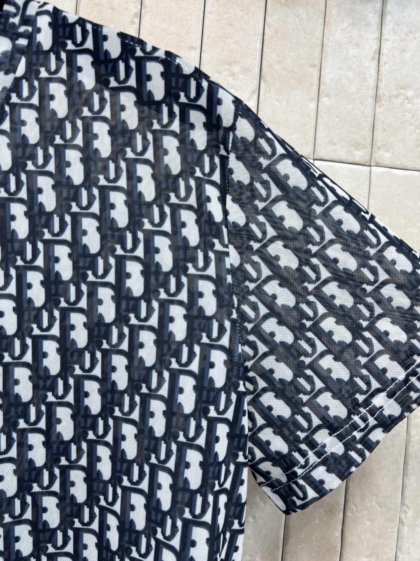 D家 26春夏新款 老花短袖T恤 黑白字母图案超有辨识度 轻盈透气 春夏天穿超舒服 实用又时髦 宽松圆领