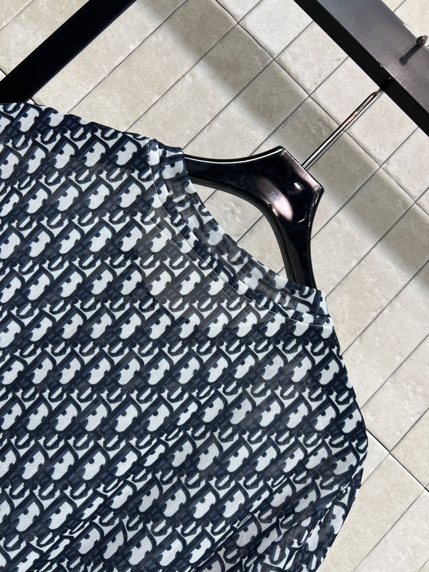 D家 26春夏新款 老花短袖T恤 黑白字母图案超有辨识度 轻盈透气 春夏天穿超舒服 实用又时髦 宽松圆领