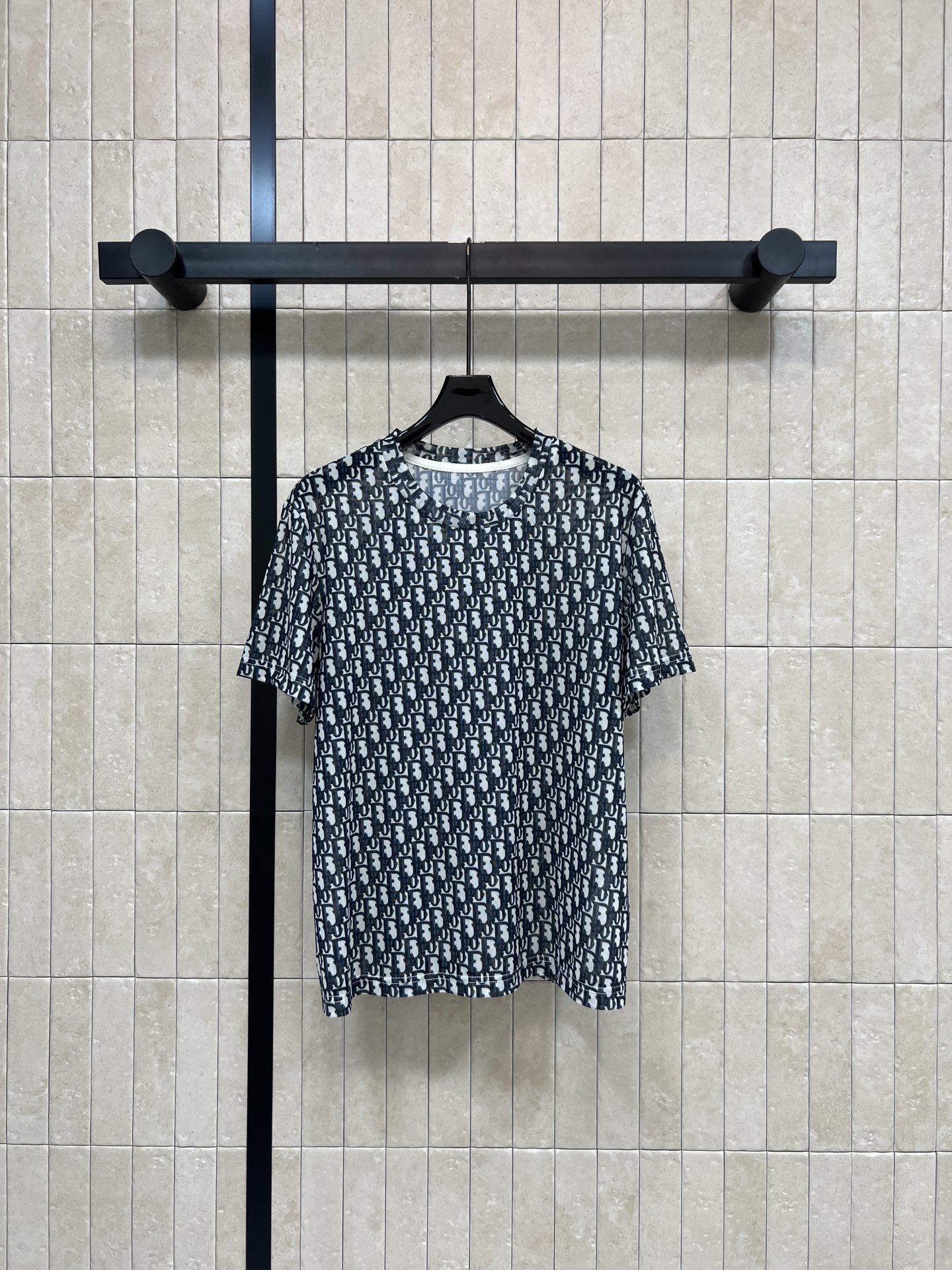 D家 26春夏新款 老花短袖T恤 黑白字母图案超有辨识度 轻盈透气 春夏天穿超舒服 实用又时髦 宽松圆领