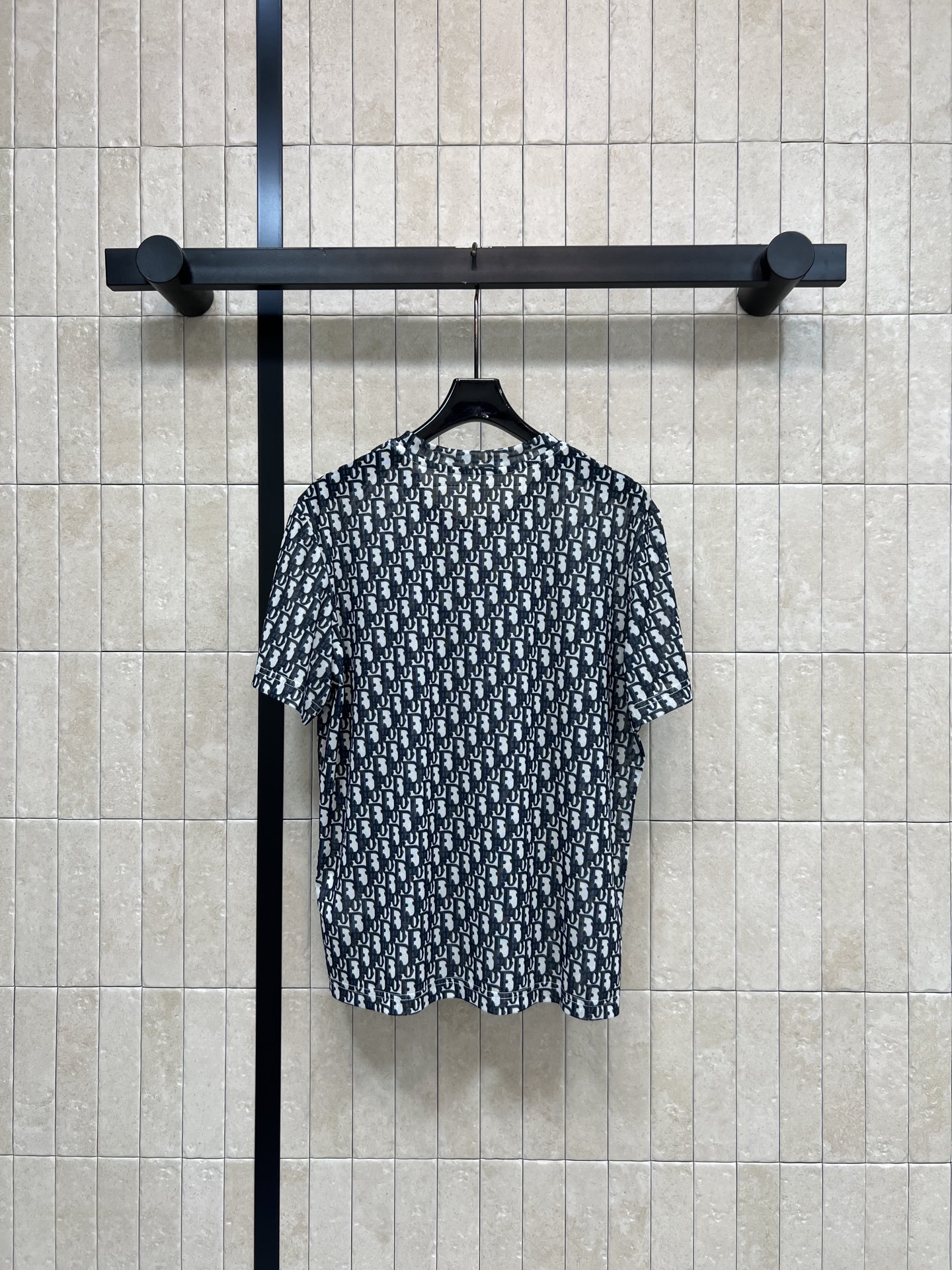 D家 26春夏新款 老花短袖T恤 黑白字母图案超有辨识度 轻盈透气 春夏天穿超舒服 实用又时髦 宽松圆领