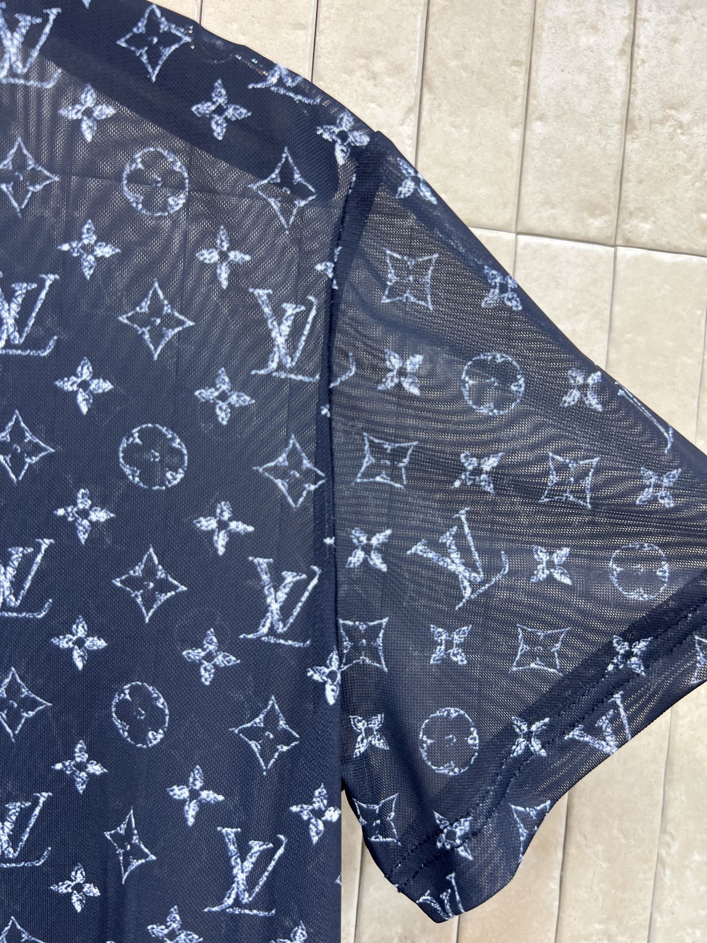 L家 26春夏新款 老花短袖T恤 网纱透视面料 轻薄透气 圆领宽松版型设计搭配满印logo低调又自带辨识