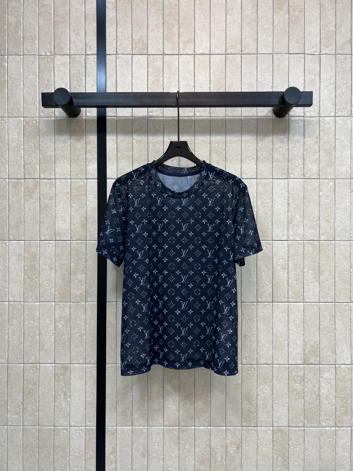 L家 26春夏新款 老花短袖T恤 网纱透视面料 轻薄透气 圆领宽松版型设计搭配满印logo低调又自带辨识