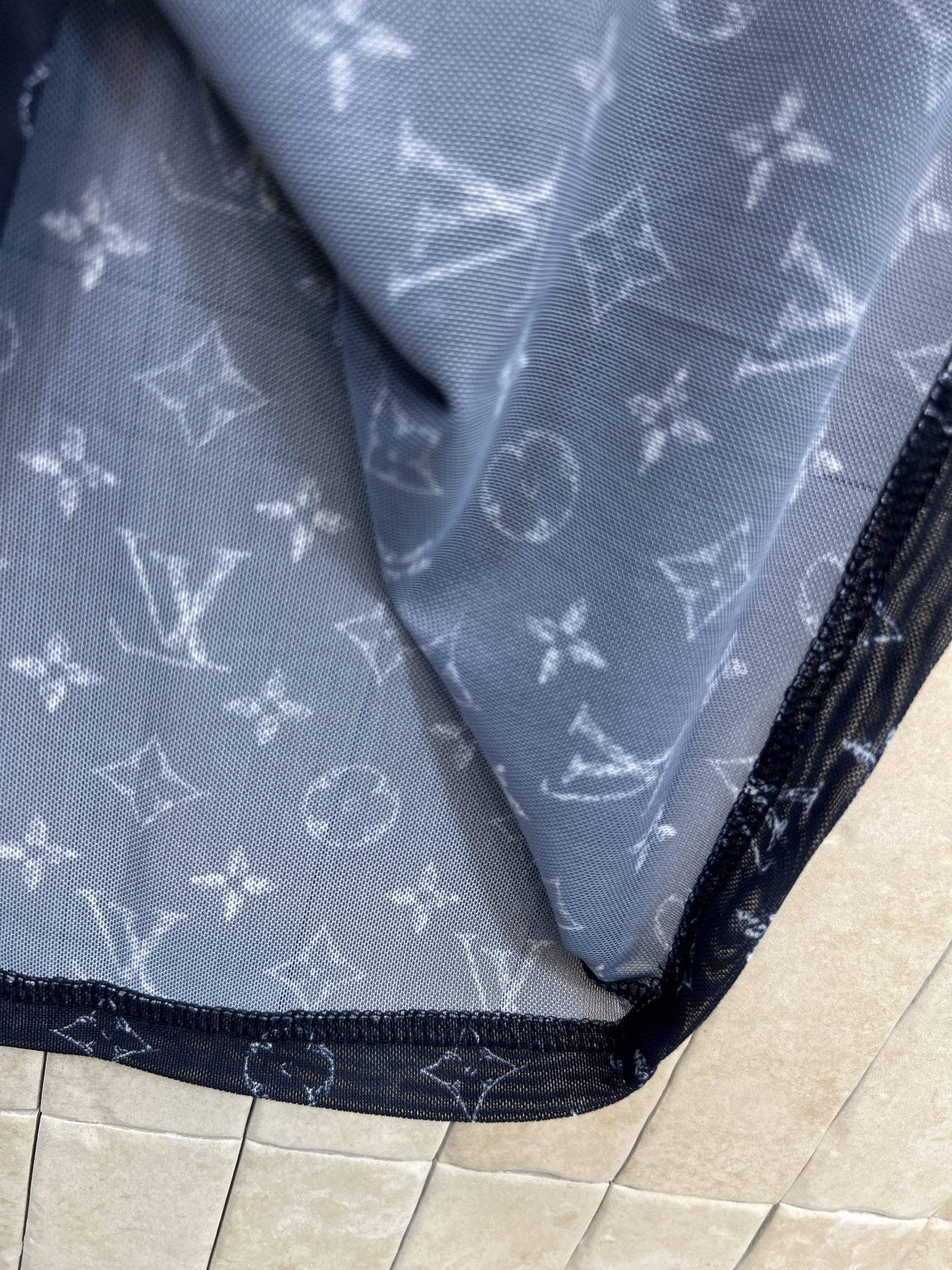 L家 26春夏新款 老花短袖T恤 网纱透视面料 轻薄透气 圆领宽松版型设计搭配满印logo低调又自带辨识