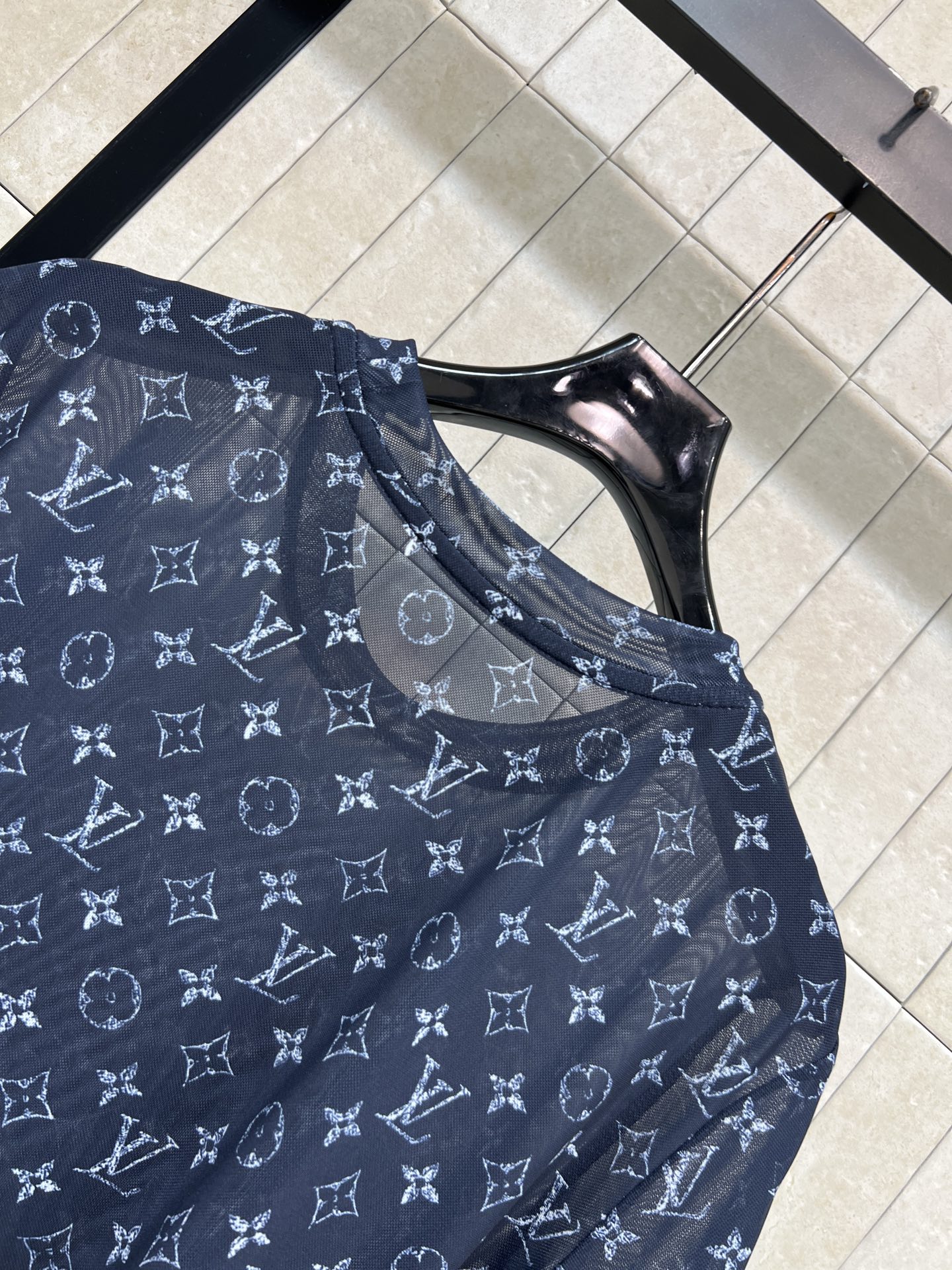 L家 26春夏新款 老花短袖T恤 网纱透视面料 轻薄透气 圆领宽松版型设计搭配满印logo低调又自带辨识