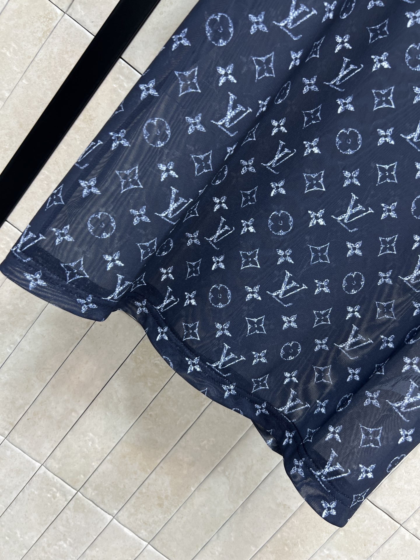 L家 26春夏新款 老花短袖T恤 网纱透视面料 轻薄透气 圆领宽松版型设计搭配满印logo低调又自带辨识