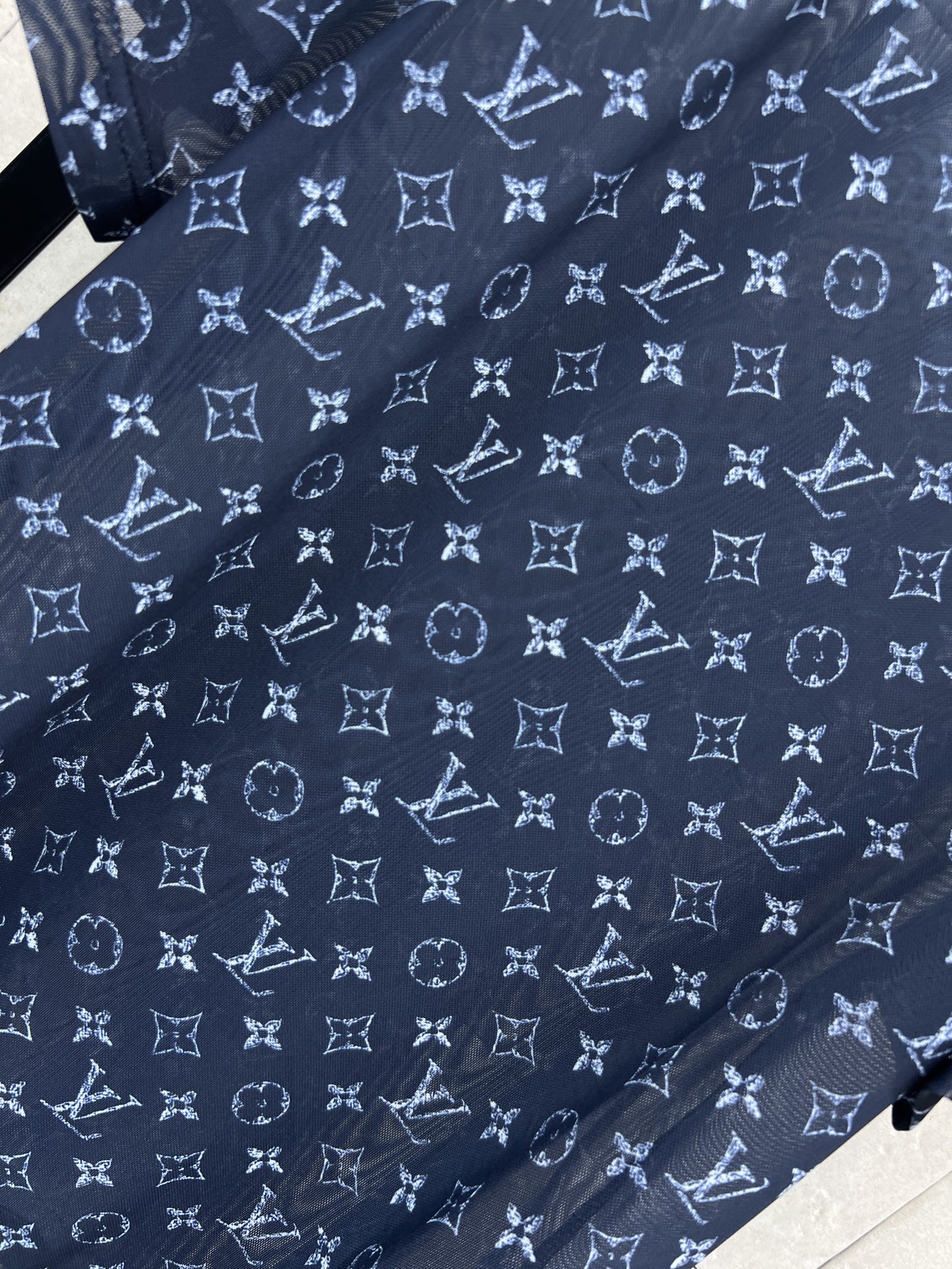 L家 26春夏新款 老花短袖T恤 网纱透视面料 轻薄透气 圆领宽松版型设计搭配满印logo低调又自带辨识