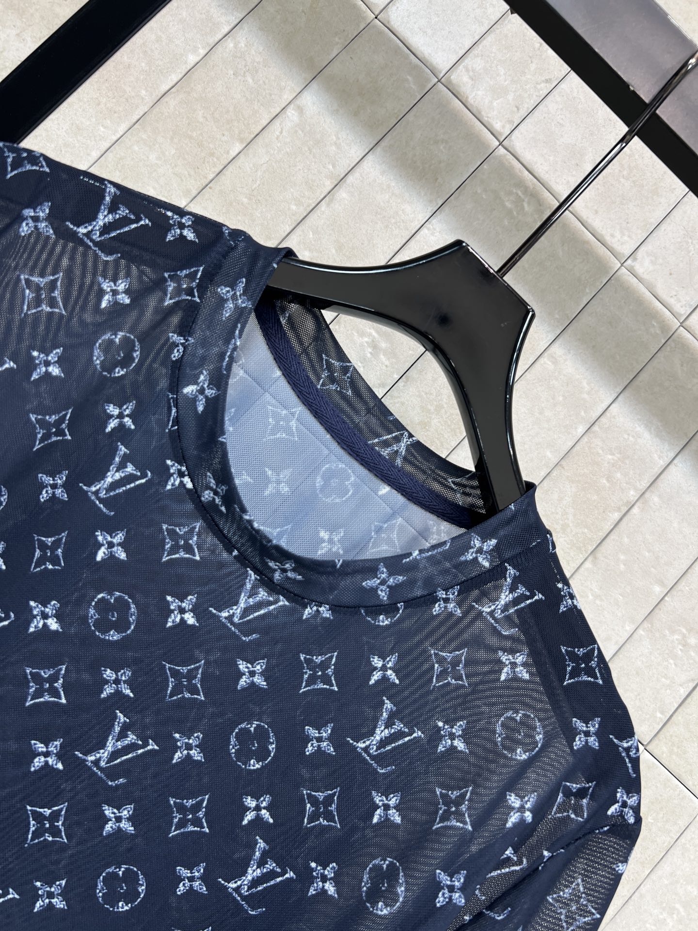 L家 26春夏新款 老花短袖T恤 网纱透视面料 轻薄透气 圆领宽松版型设计搭配满印logo低调又自带辨识