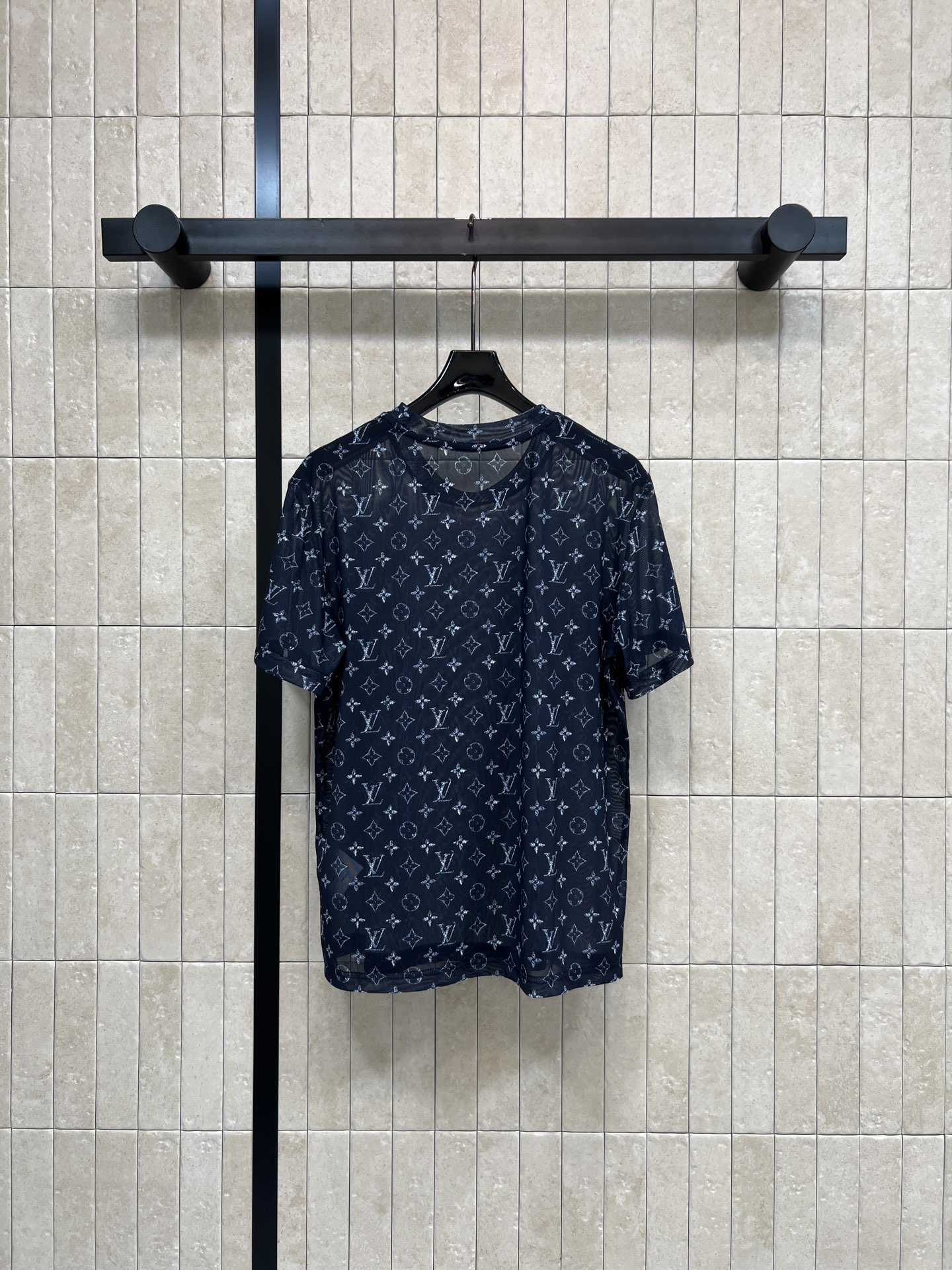 L家 26春夏新款 老花短袖T恤 网纱透视面料 轻薄透气 圆领宽松版型设计搭配满印logo低调又自带辨识