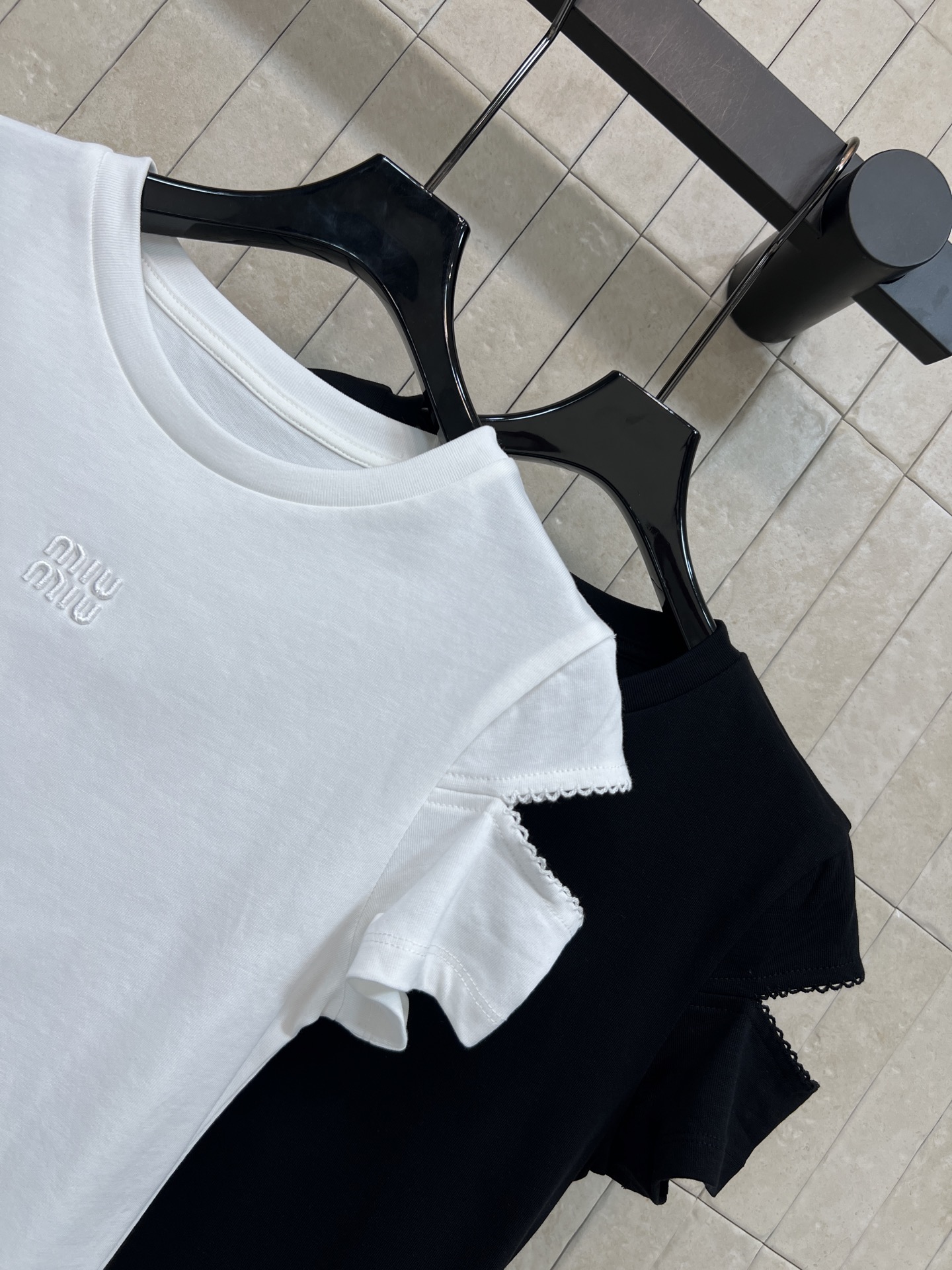 MIU家 26春夏新款 刺绣短袖T恤 纯棉面料 镂空荷叶边袖口设计 胸前立体刺绣logo低调不张扬 修身