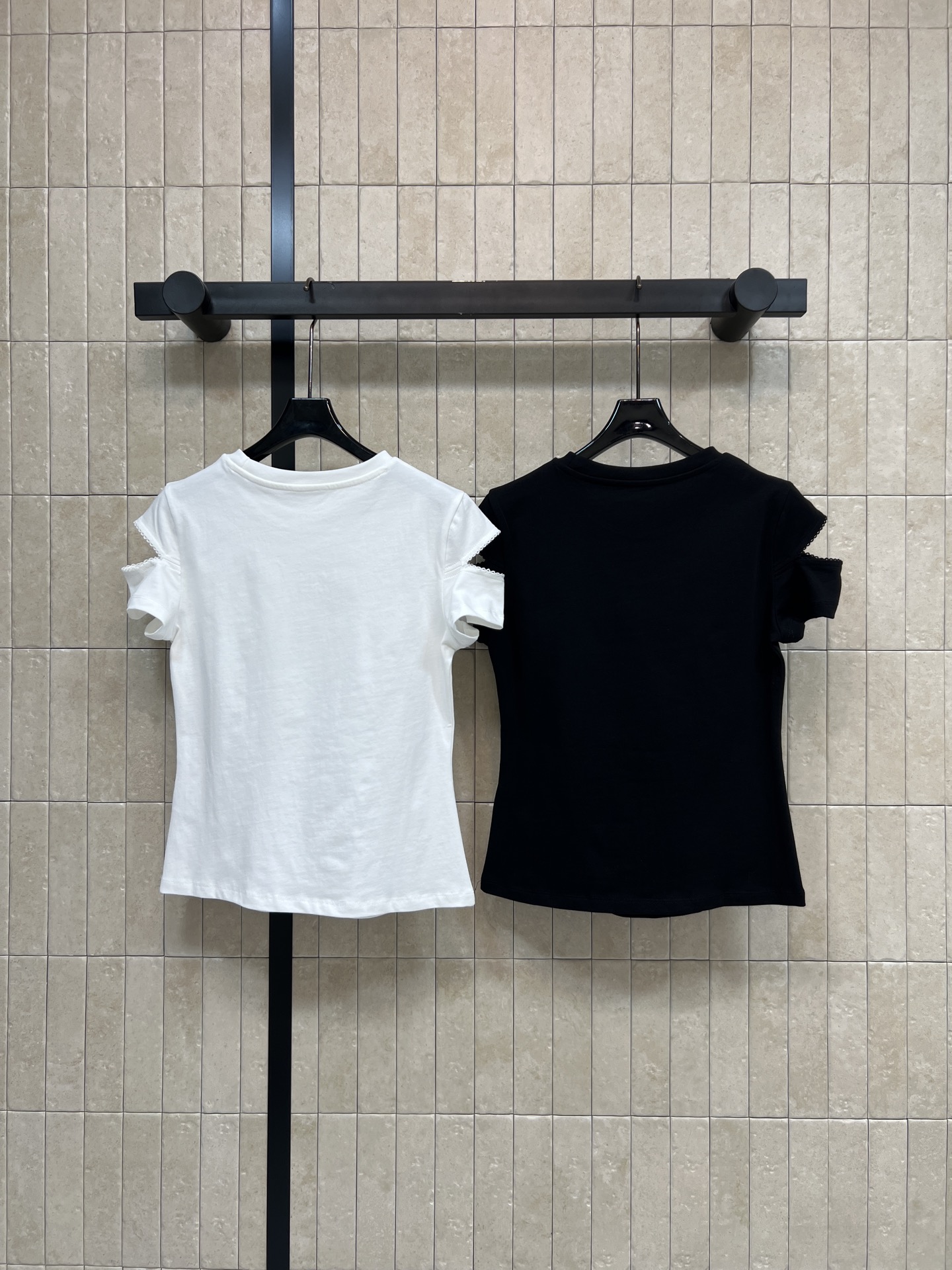 MIU家 26春夏新款 刺绣短袖T恤 纯棉面料 镂空荷叶边袖口设计 胸前立体刺绣logo低调不张扬 修身