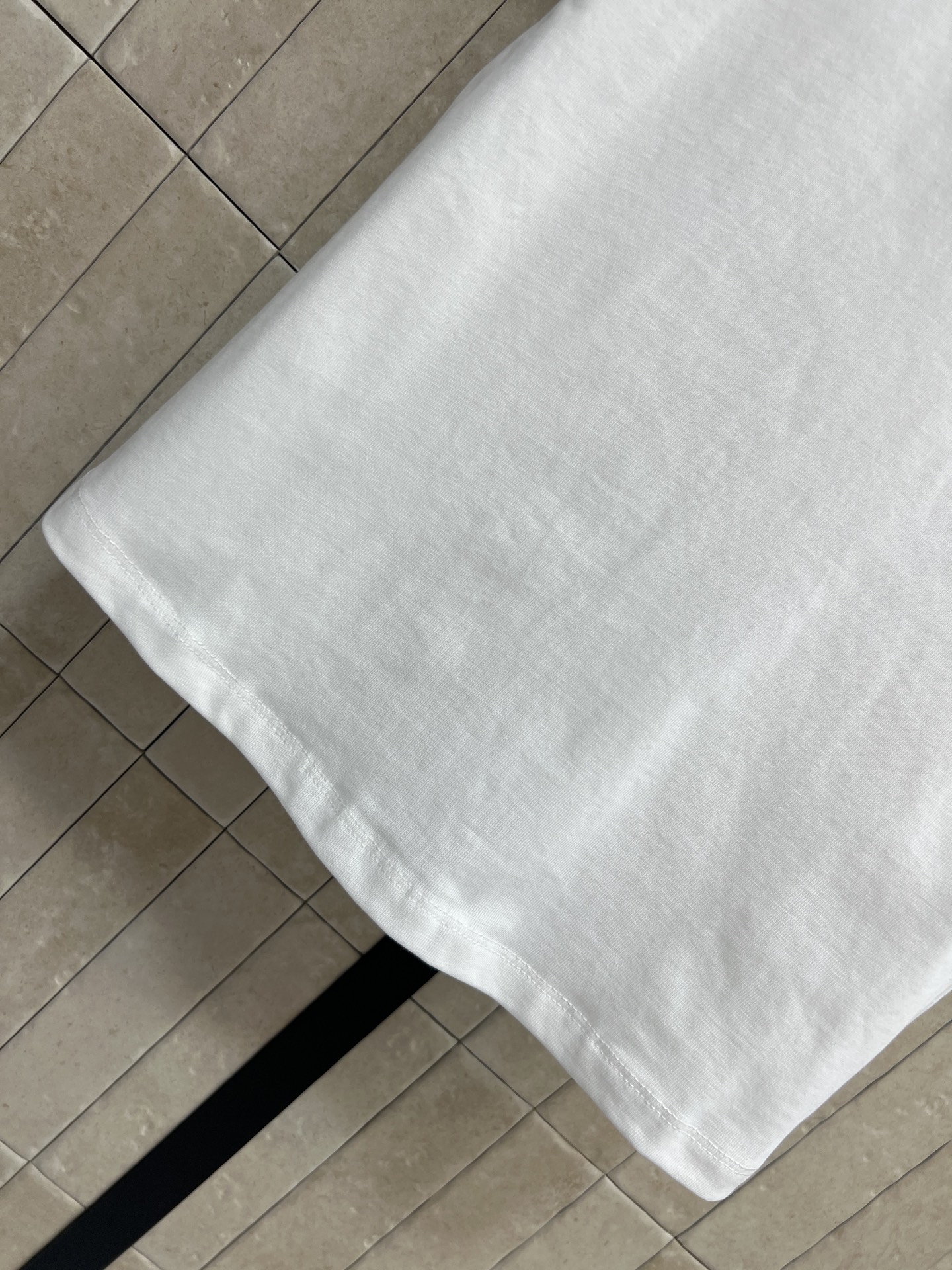 MIU家 26春夏新款 刺绣短袖T恤 纯棉面料 镂空荷叶边袖口设计 胸前立体刺绣logo低调不张扬 修身