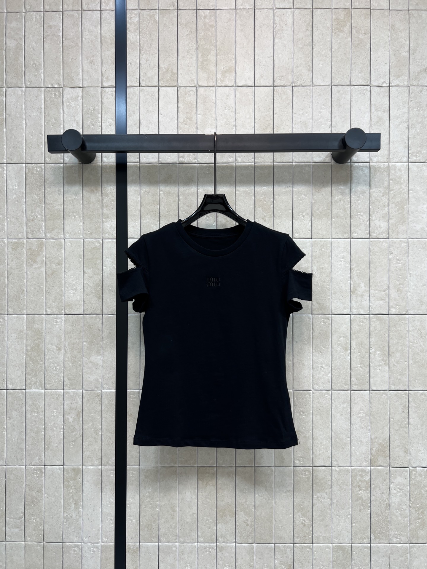 MIU家 26春夏新款 刺绣短袖T恤 纯棉面料 镂空荷叶边袖口设计 胸前立体刺绣logo低调不张扬 修身