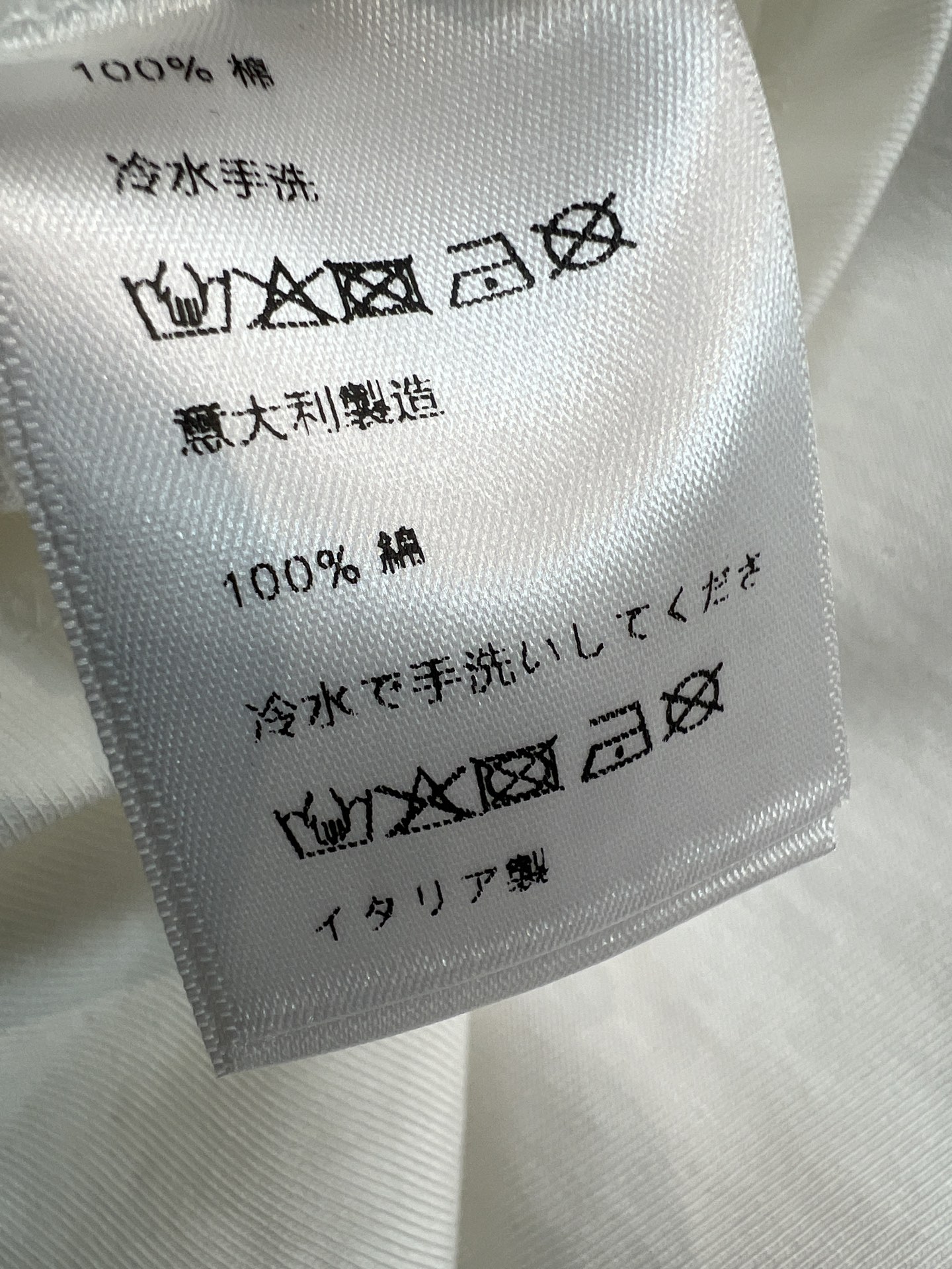MIU家 26春夏新款 刺绣短袖T恤 纯棉面料 镂空荷叶边袖口设计 胸前立体刺绣logo低调不张扬 修身