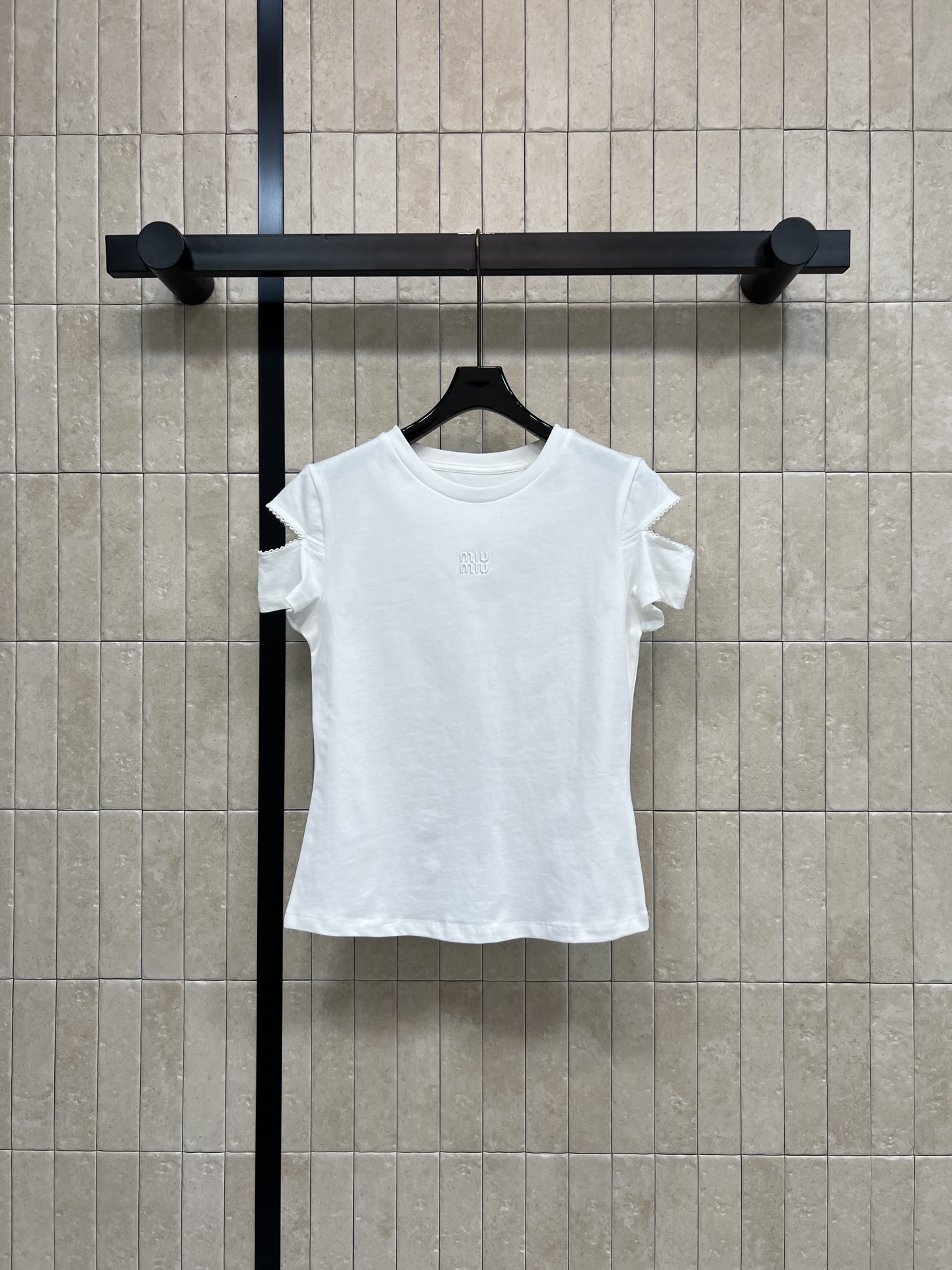 MIU家 26春夏新款 刺绣短袖T恤 纯棉面料 镂空荷叶边袖口设计 胸前立体刺绣logo低调不张扬 修身