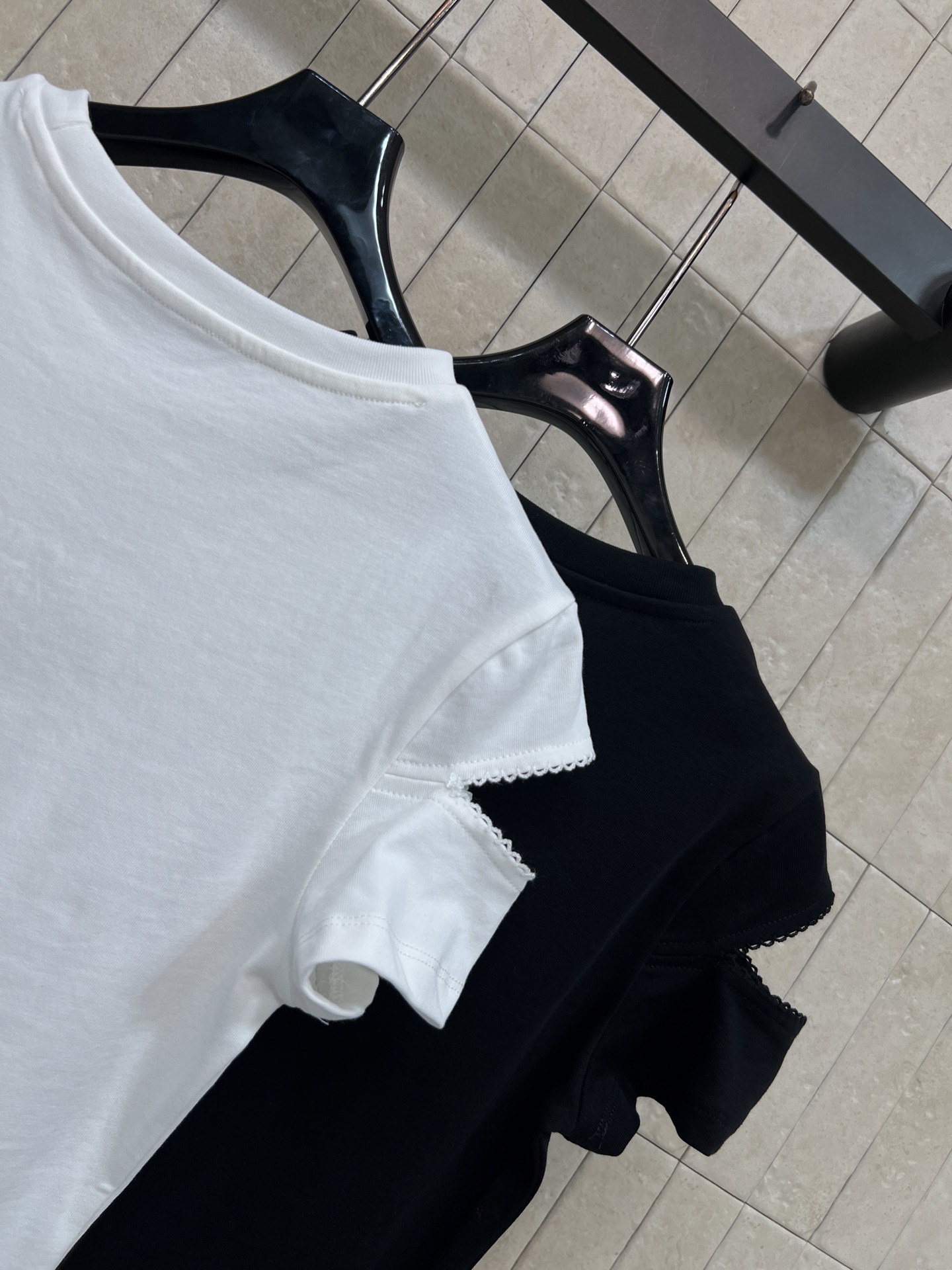 MIU家 26春夏新款 刺绣短袖T恤 纯棉面料 镂空荷叶边袖口设计 胸前立体刺绣logo低调不张扬 修身