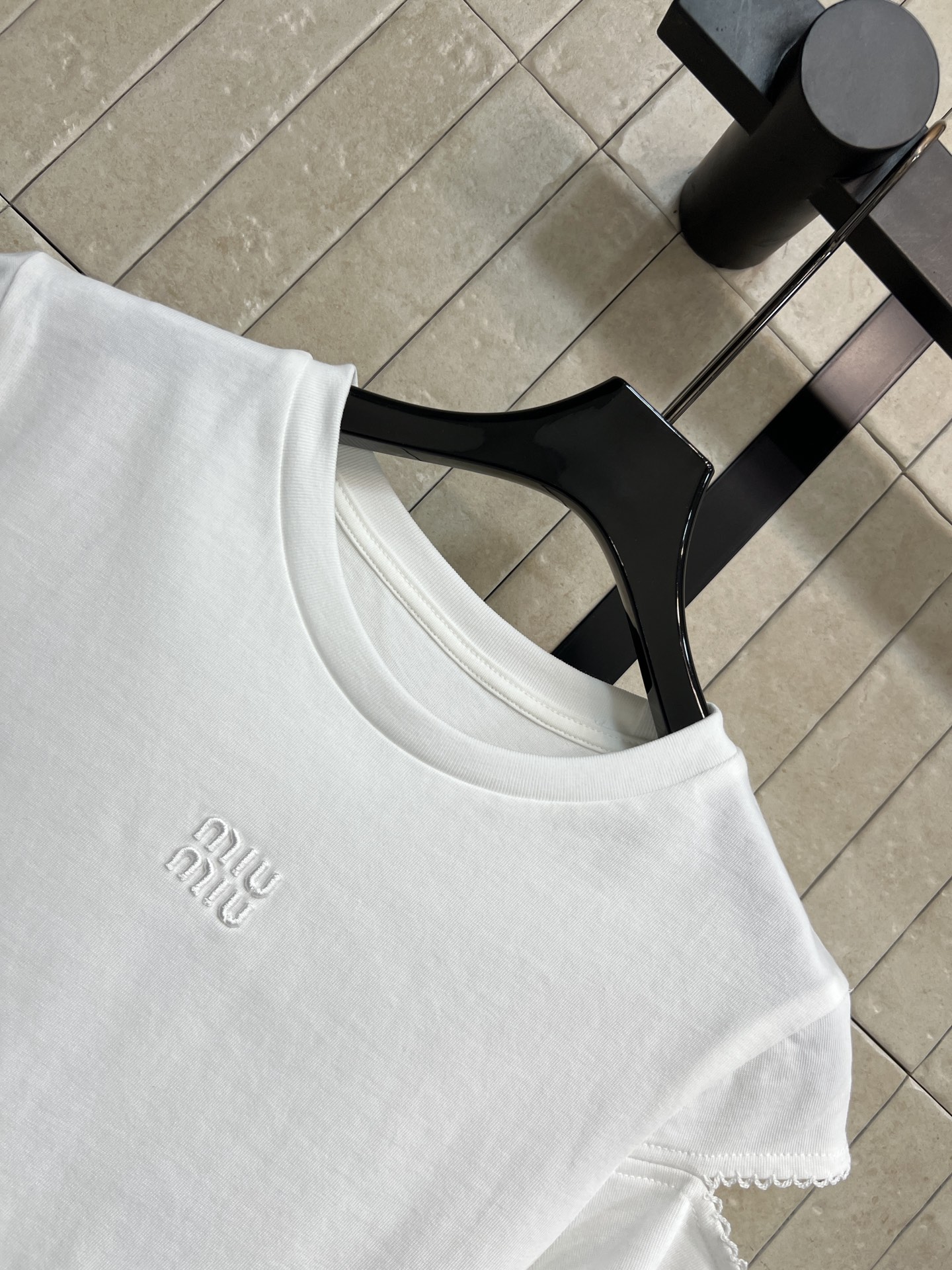 MIU家 26春夏新款 刺绣短袖T恤 纯棉面料 镂空荷叶边袖口设计 胸前立体刺绣logo低调不张扬 修身