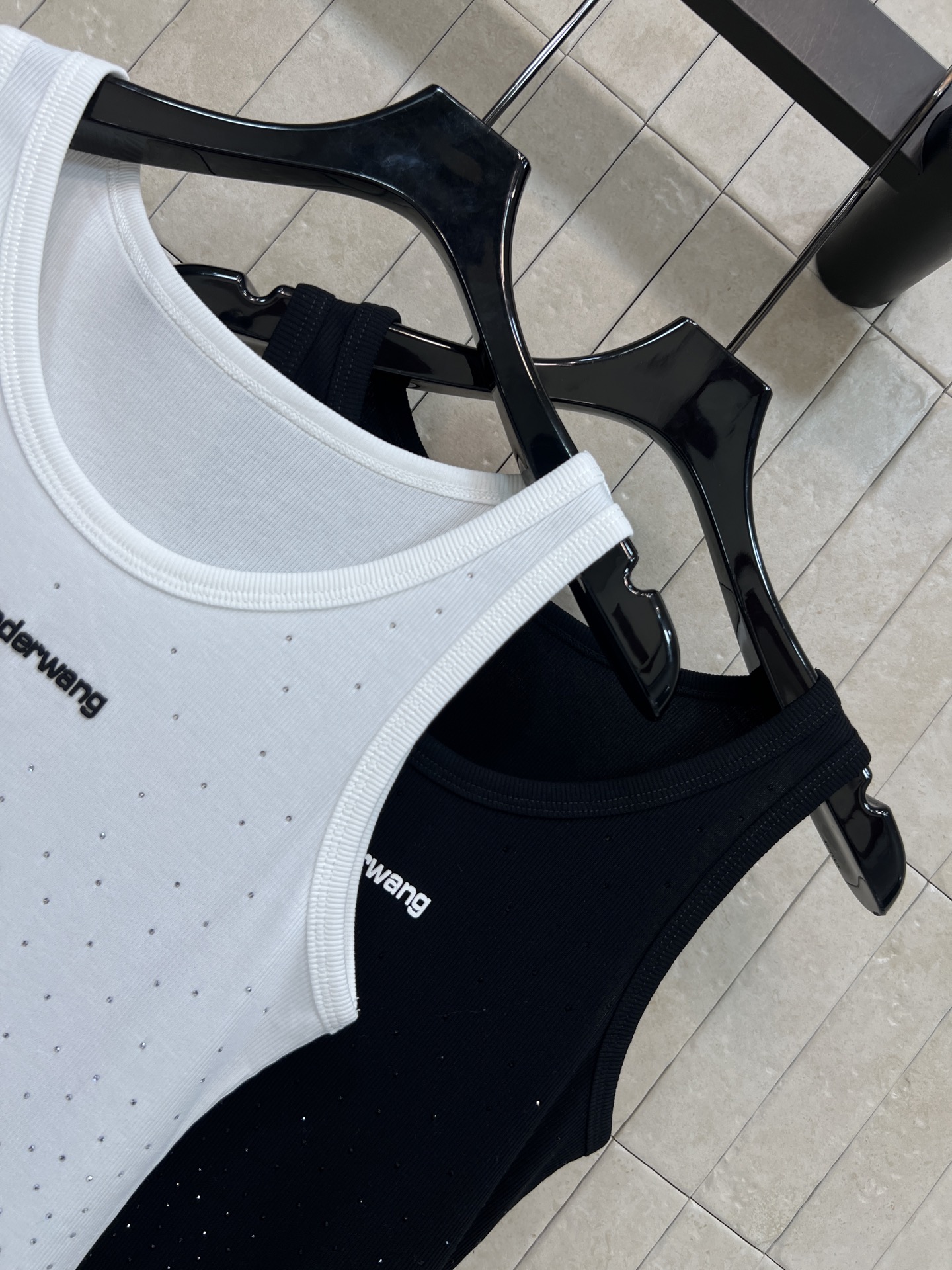 AW家 26春夏新款 烫钻背心 罗纹面料自带肌理感 修身不勒肉 标志性字母刺绣+渐变烫钻工艺 无袖剪裁 