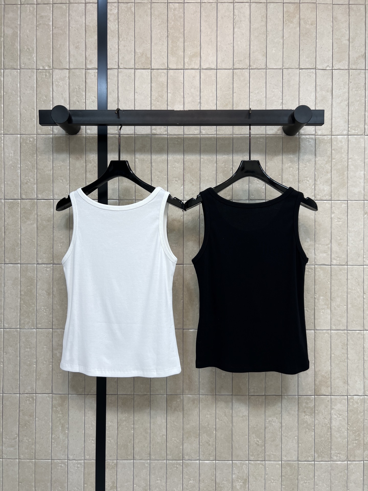 AW家 26春夏新款 烫钻背心 罗纹面料自带肌理感 修身不勒肉 标志性字母刺绣+渐变烫钻工艺 无袖剪裁 