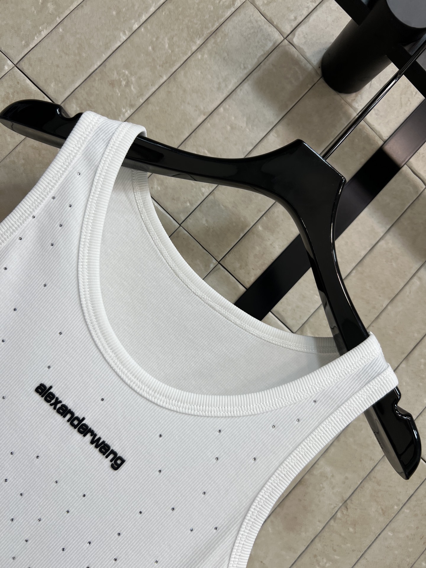 AW家 26春夏新款 烫钻背心 罗纹面料自带肌理感 修身不勒肉 标志性字母刺绣+渐变烫钻工艺 无袖剪裁 