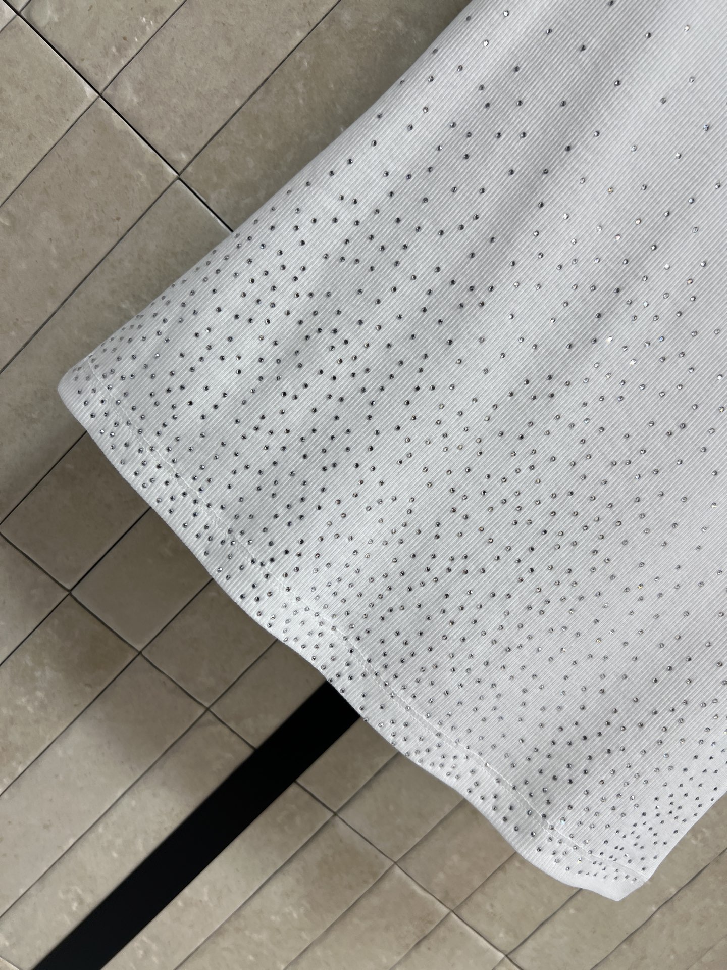 AW家 26春夏新款 烫钻背心 罗纹面料自带肌理感 修身不勒肉 标志性字母刺绣+渐变烫钻工艺 无袖剪裁 