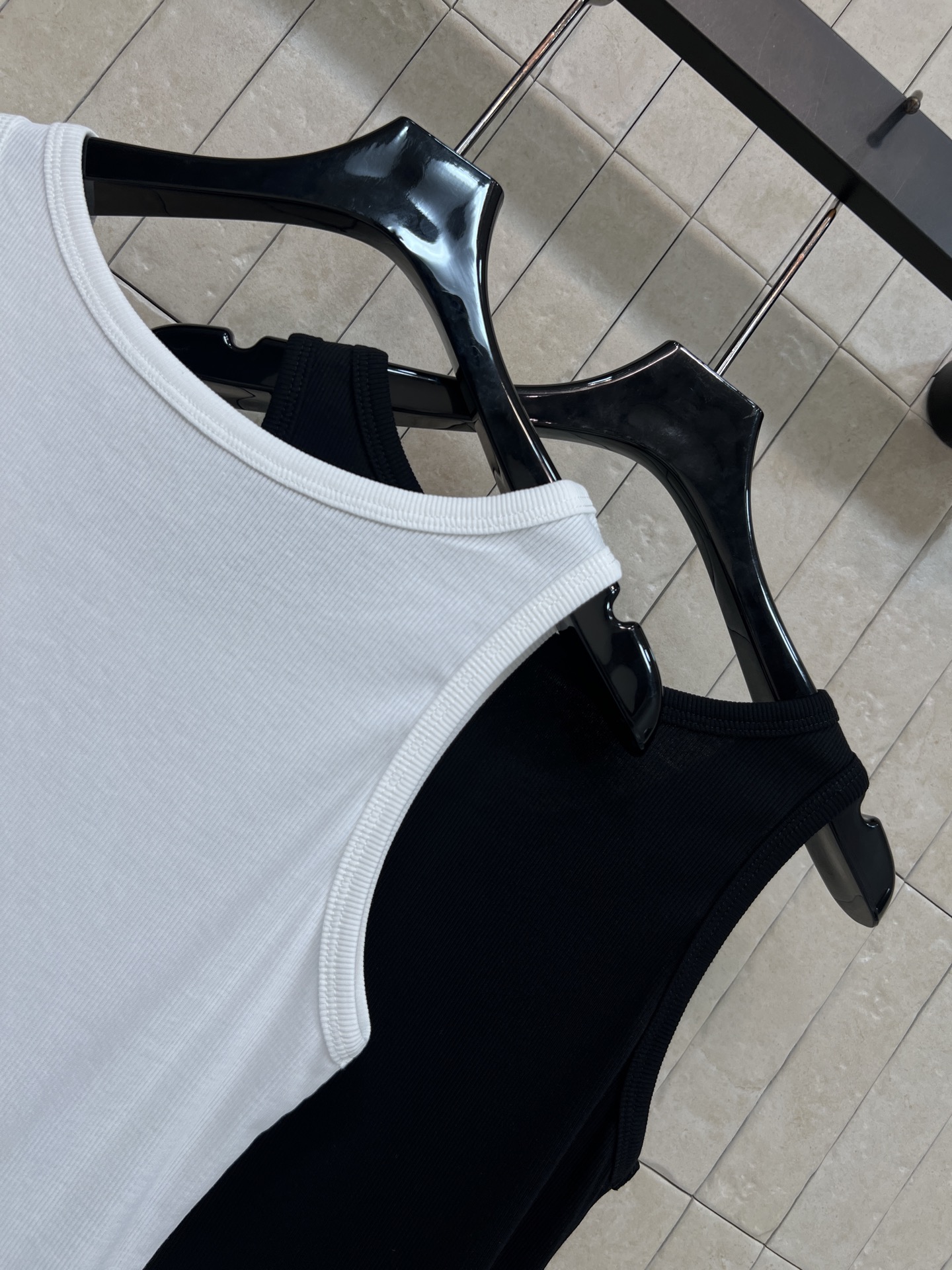 AW家 26春夏新款 烫钻背心 罗纹面料自带肌理感 修身不勒肉 标志性字母刺绣+渐变烫钻工艺 无袖剪裁 